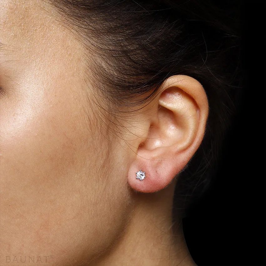 0.60 quilates pendientes diamantes clásicos en oro blanco con seis garras 
