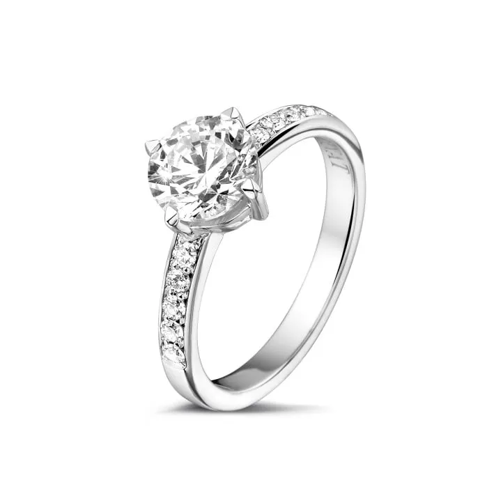 1.25 quilates anillo solitario diamante en platino con diamantes en los lados 