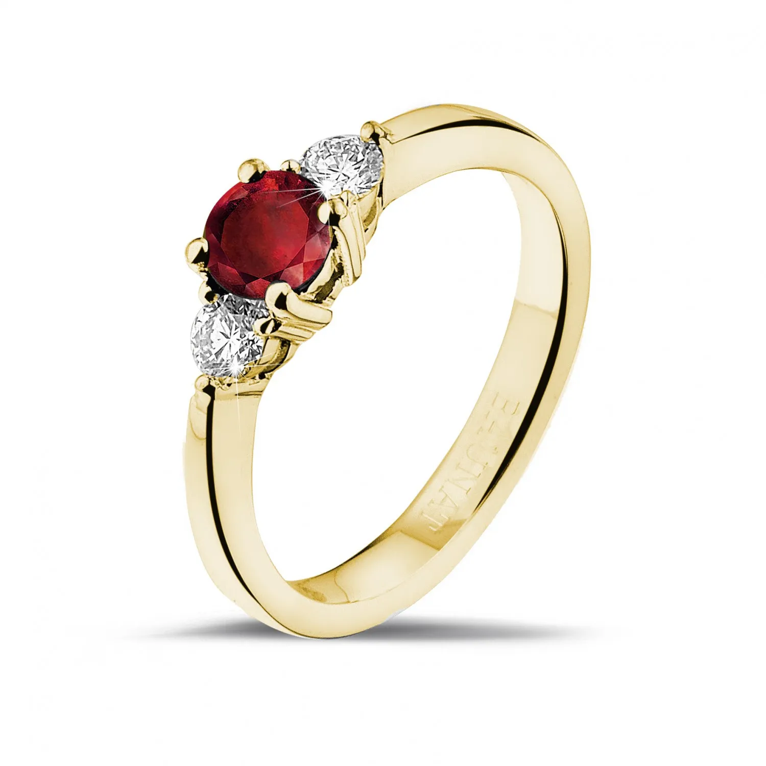 Anillo trilogía en oro amarillo con rubí central y diamantes redondos 
