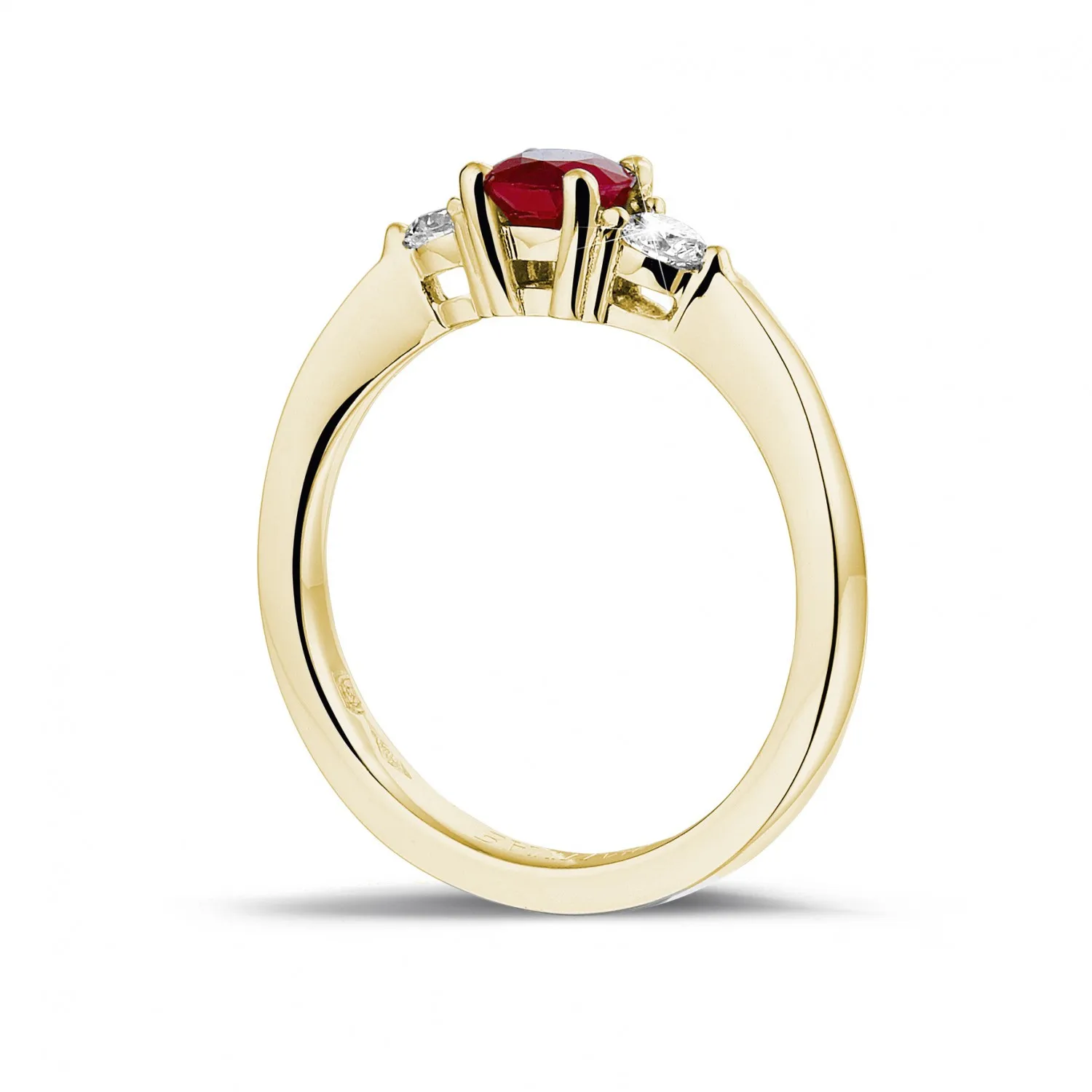 Anillo trilogía en oro amarillo con rubí central y diamantes redondos 