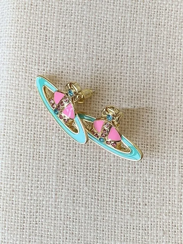 Aretes con dije de Saturno con diamantes de imitación esmaltados