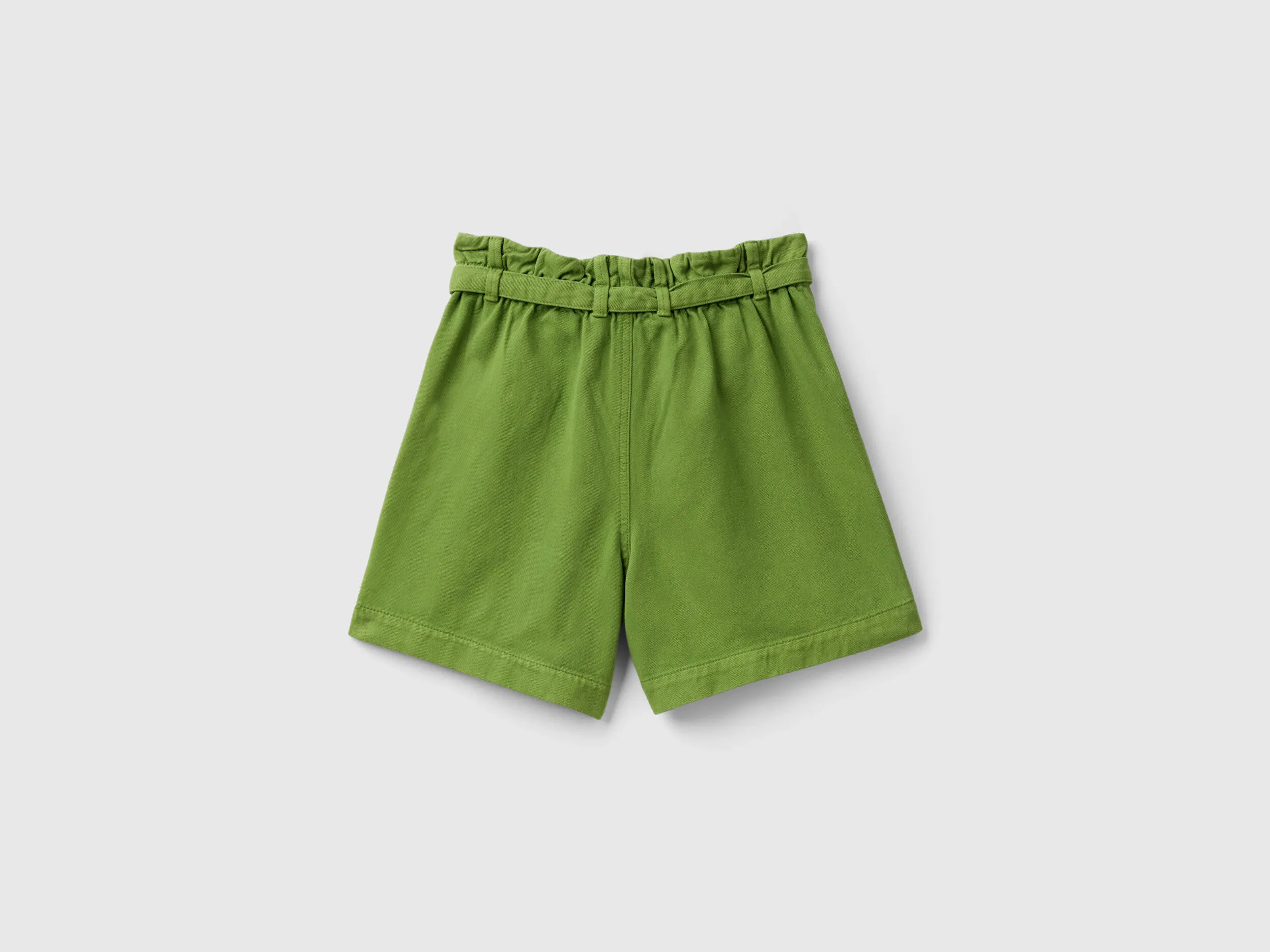 Bermudas con pernera amplia
