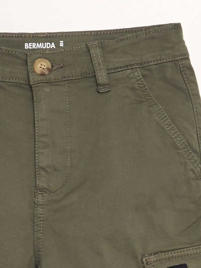 BERMUDAS RECTAS CON CINTURA AJUSTABLE Y BOLSILLOS  KAKI