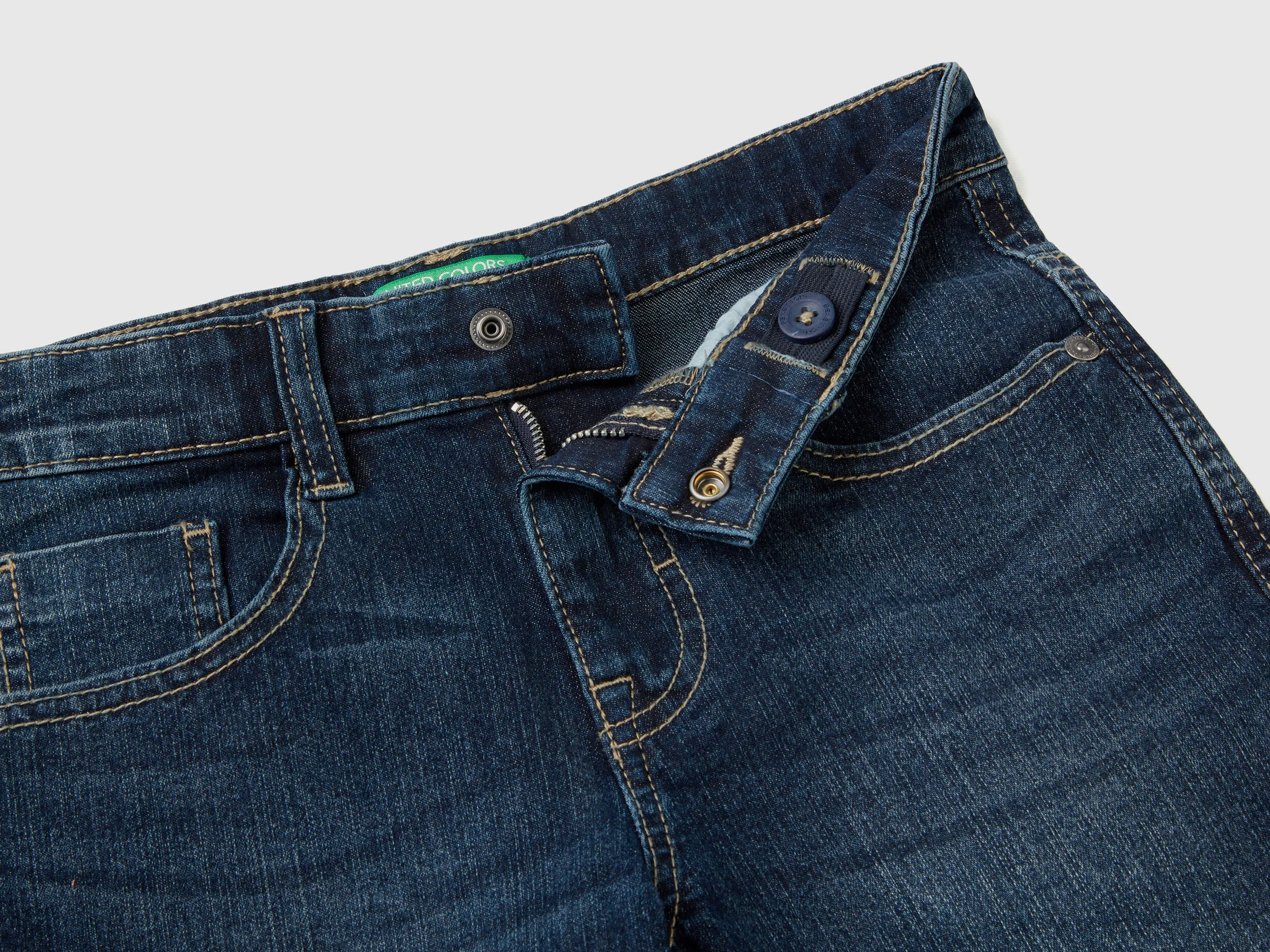 BERMUDAS SLIM FIT EN DENIM ECORECYCLE