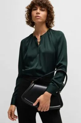Blusa con cuello fruncido en crepé de China de seda elástica
