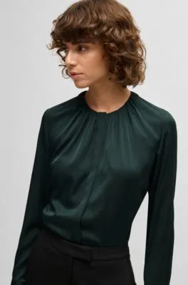 Blusa con cuello fruncido en crepé de China de seda elástica