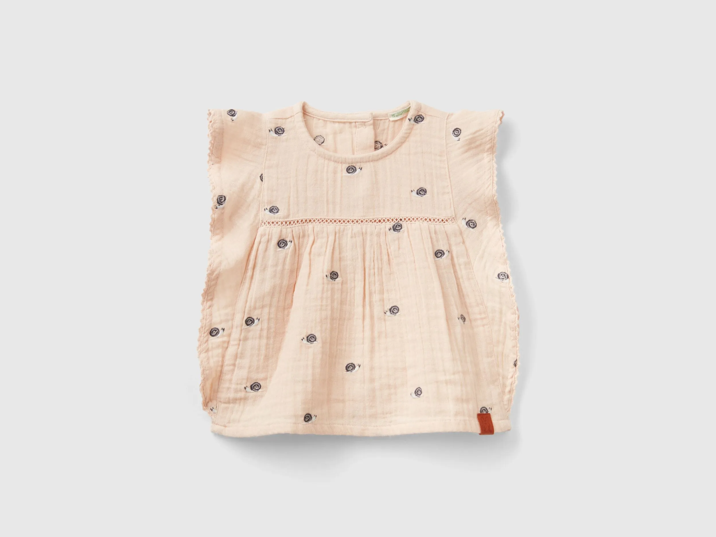 Blusa con volantes y bordados