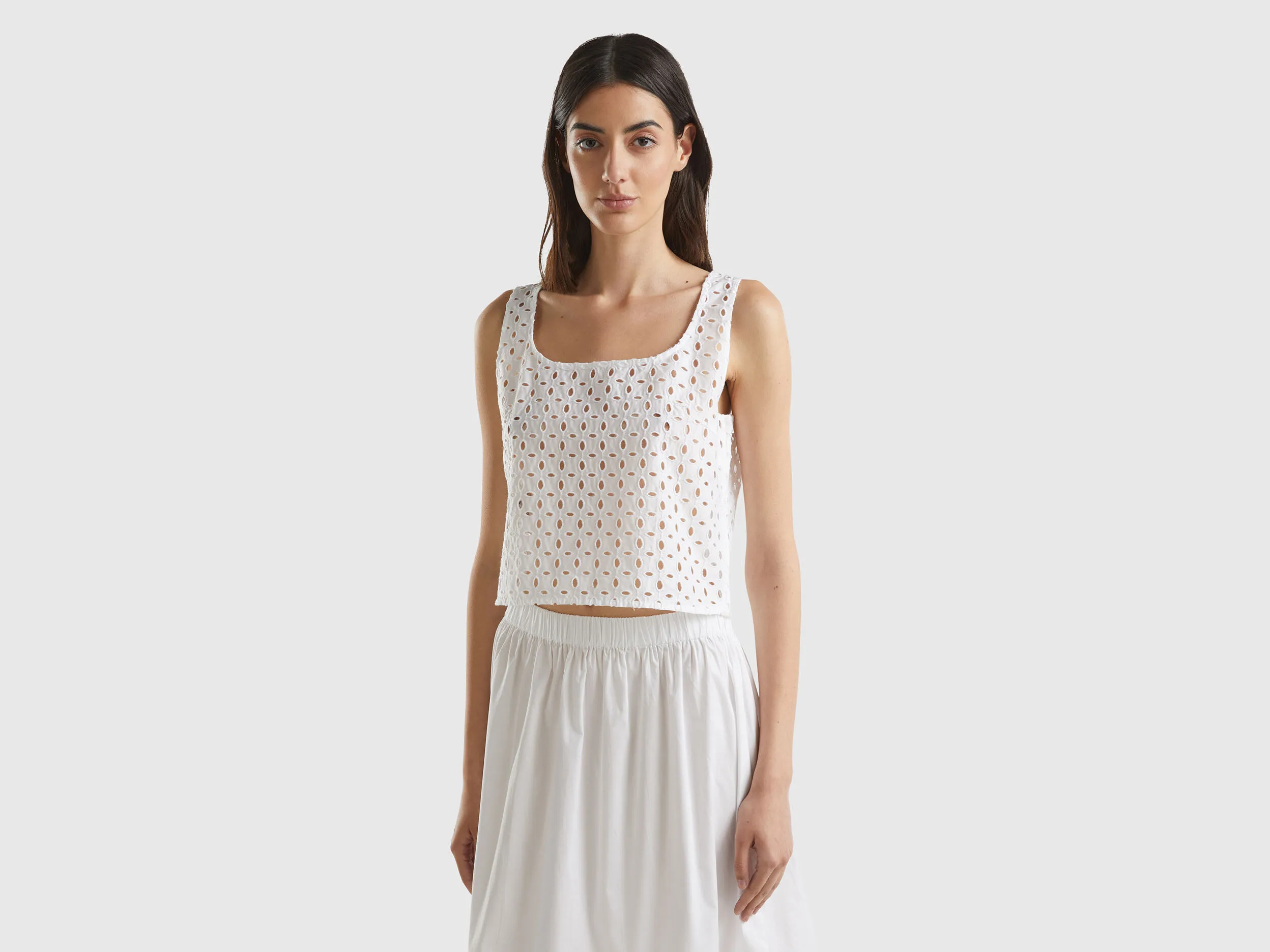 Blusa de encaje suizo sin mangas