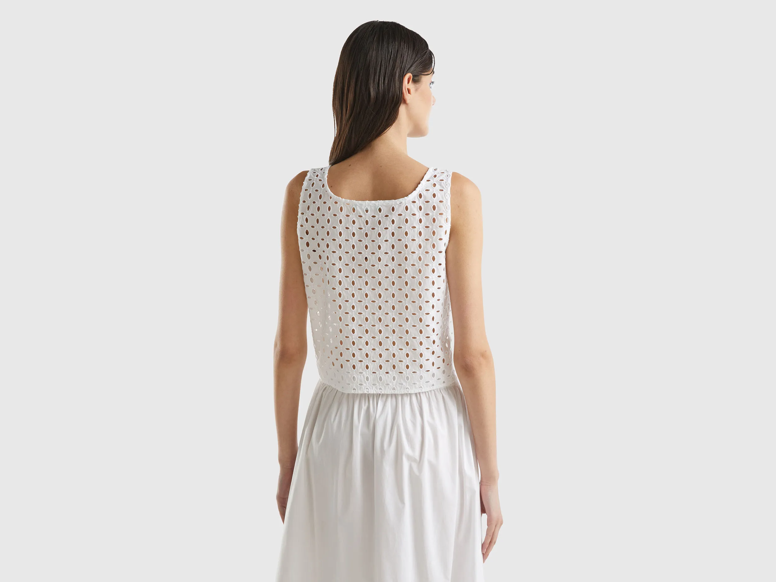 Blusa de encaje suizo sin mangas