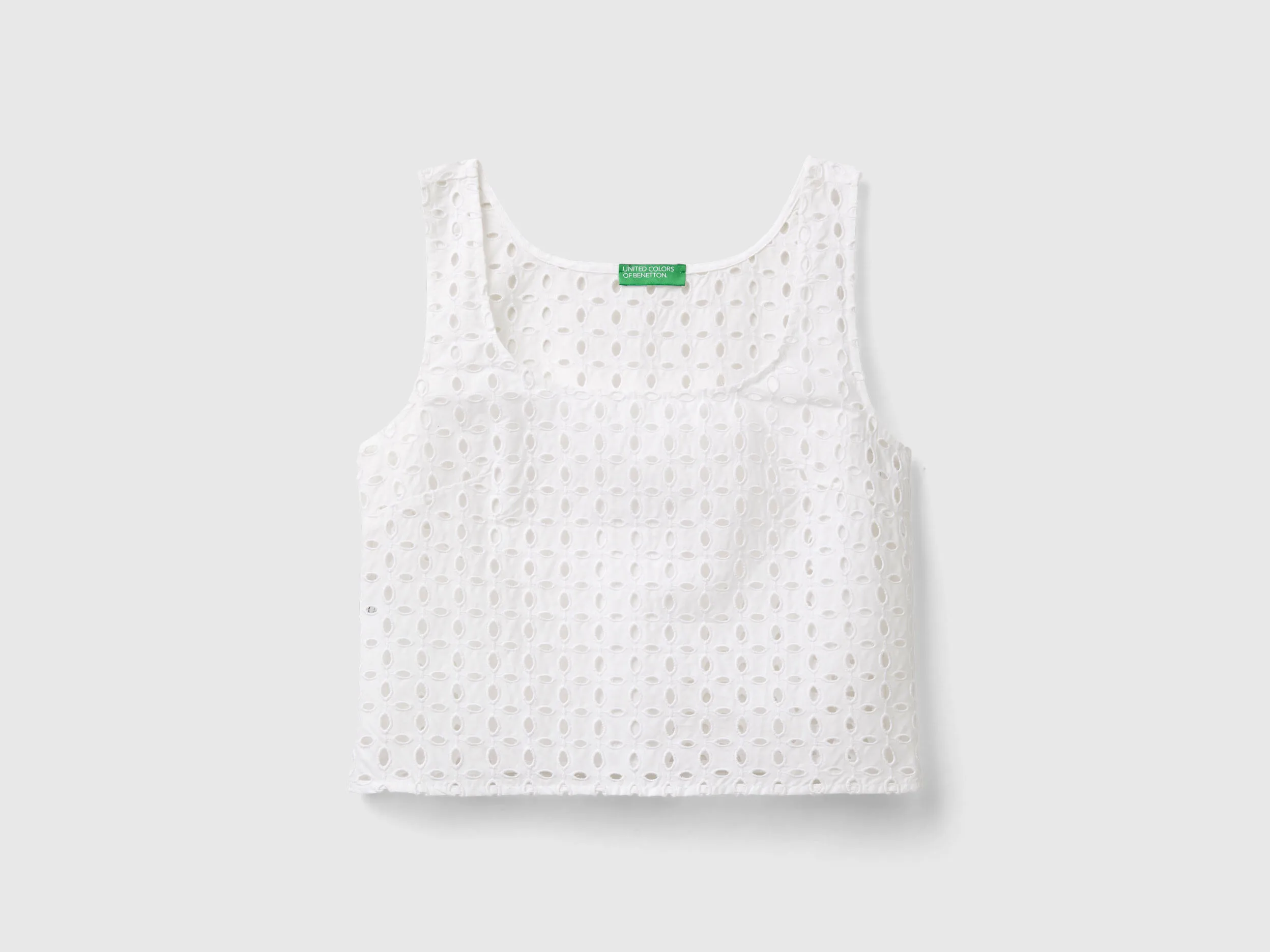 Blusa de encaje suizo sin mangas