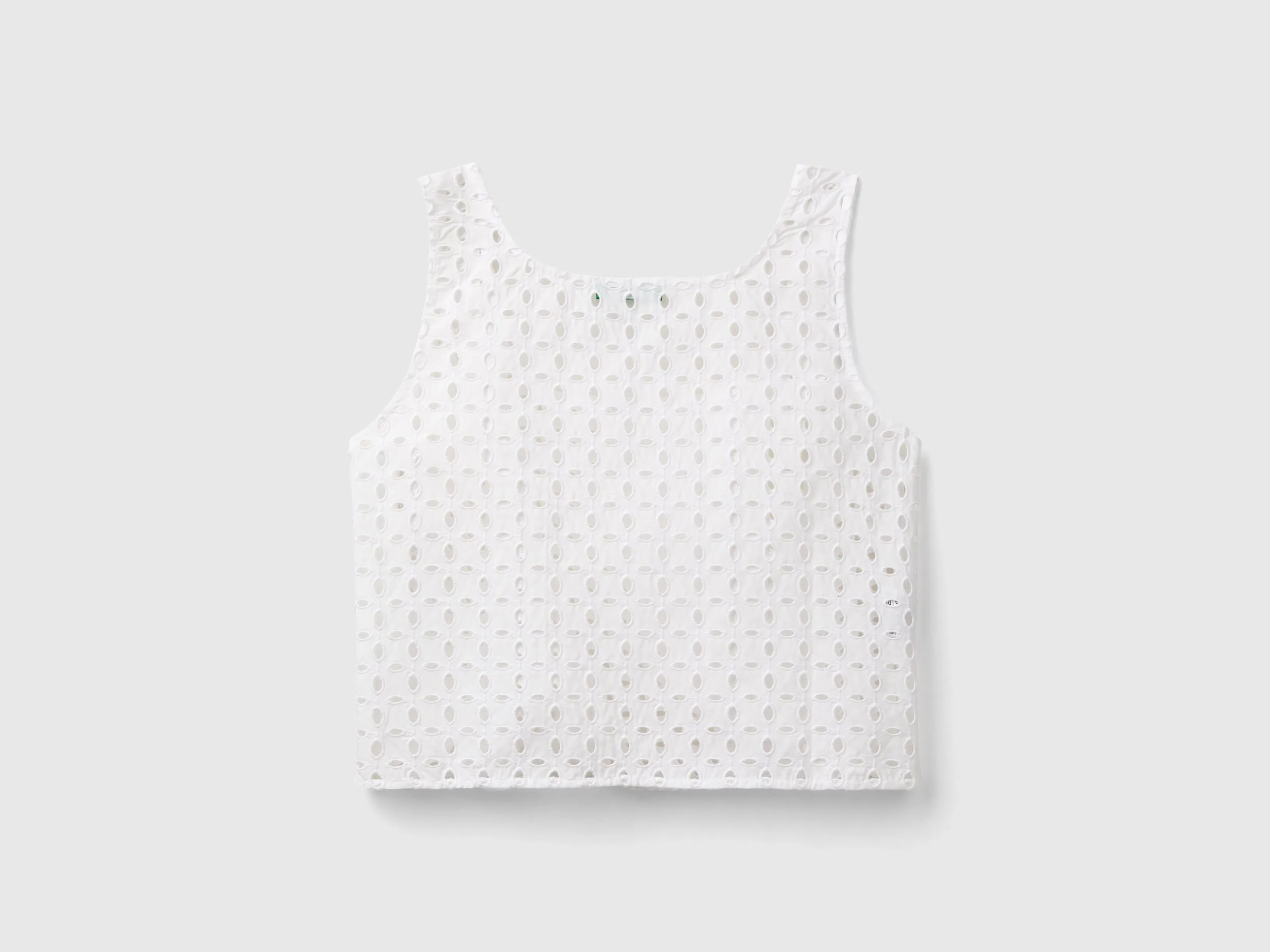 Blusa de encaje suizo sin mangas