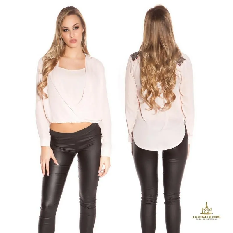 Blusa entrecruzada con aplicaciones