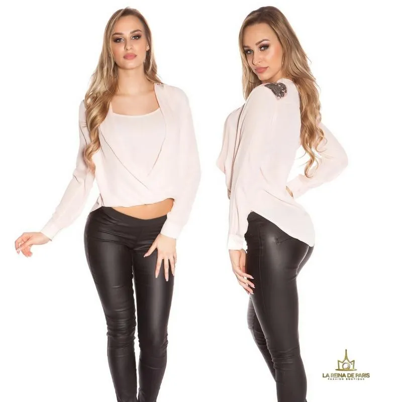 Blusa entrecruzada con aplicaciones