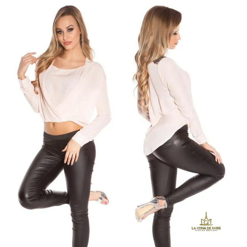 Blusa entrecruzada con aplicaciones