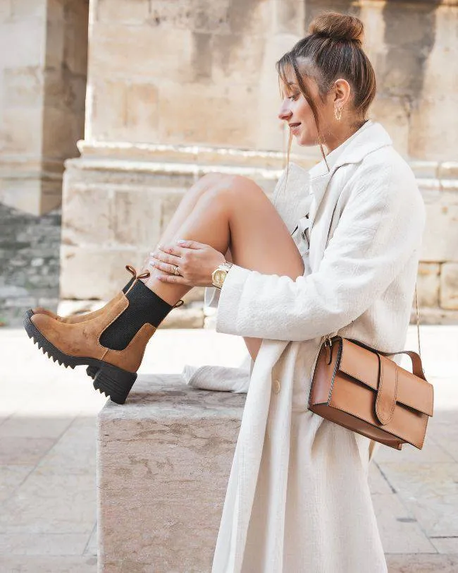 BOTINES DE MUJER EN COLOR CAMEL CON SUELA DENTADA  LéANA