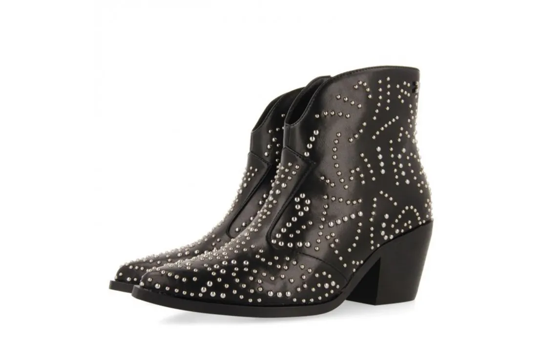 BOTÍN ESTILO COWBOY NEGRO CON DETALLE DE TACHUELAS PARA MUJER STRUER 70350 Gioseppo
