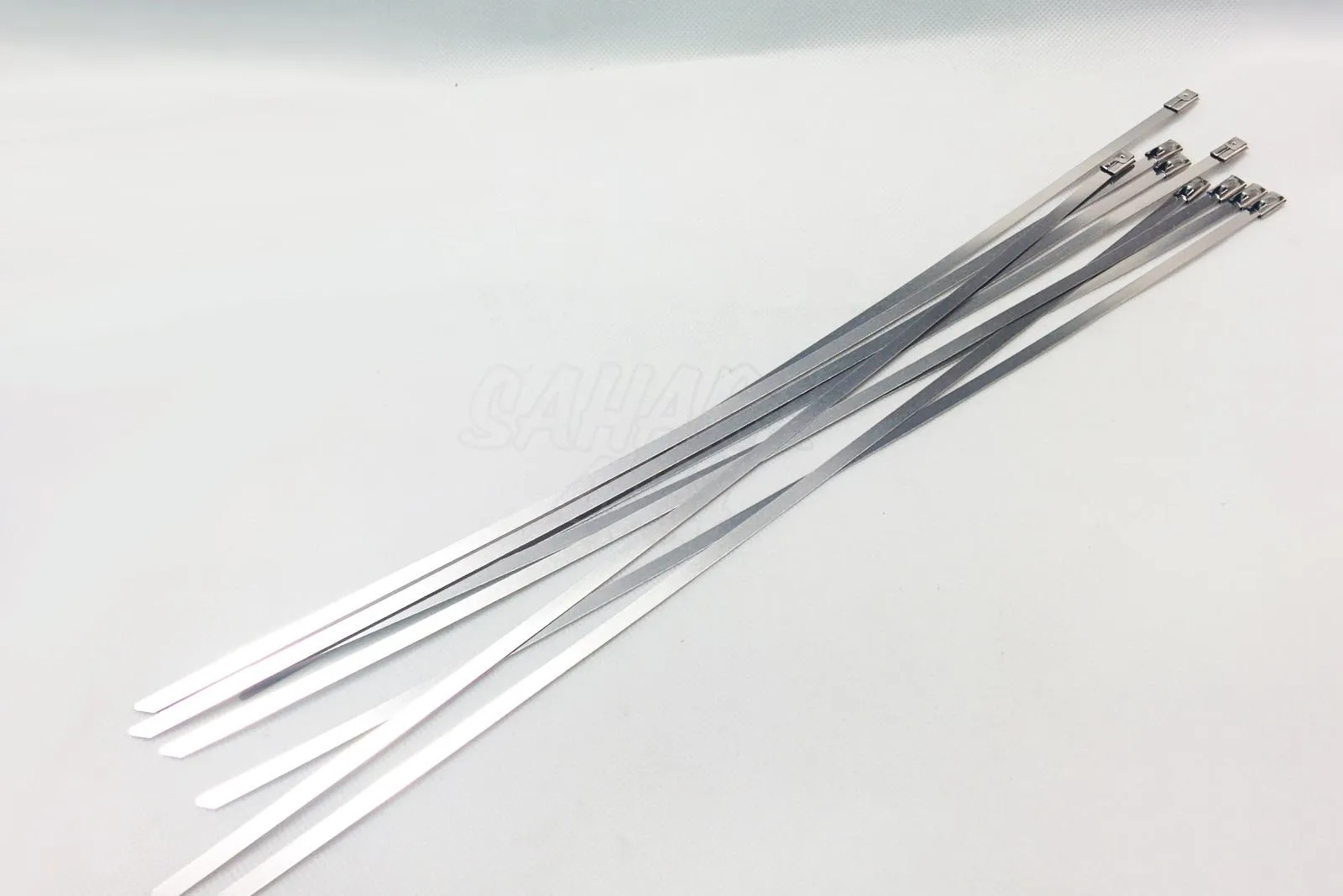 Brida acero inox para Cinta anticalorica 360 mm x 4mm (unidad)
