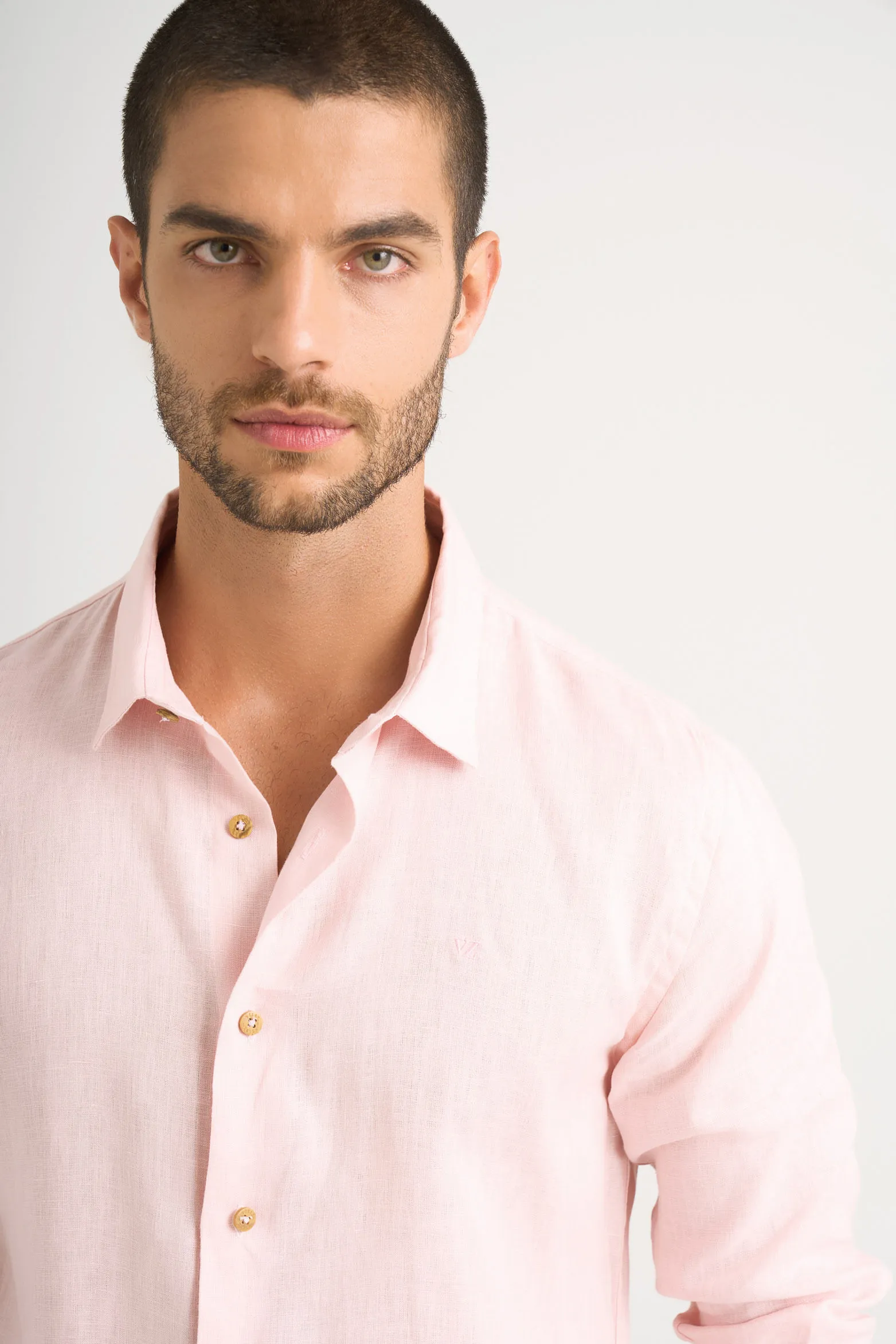 Camisa manga larga en lino para hombre silueta semi ajustada