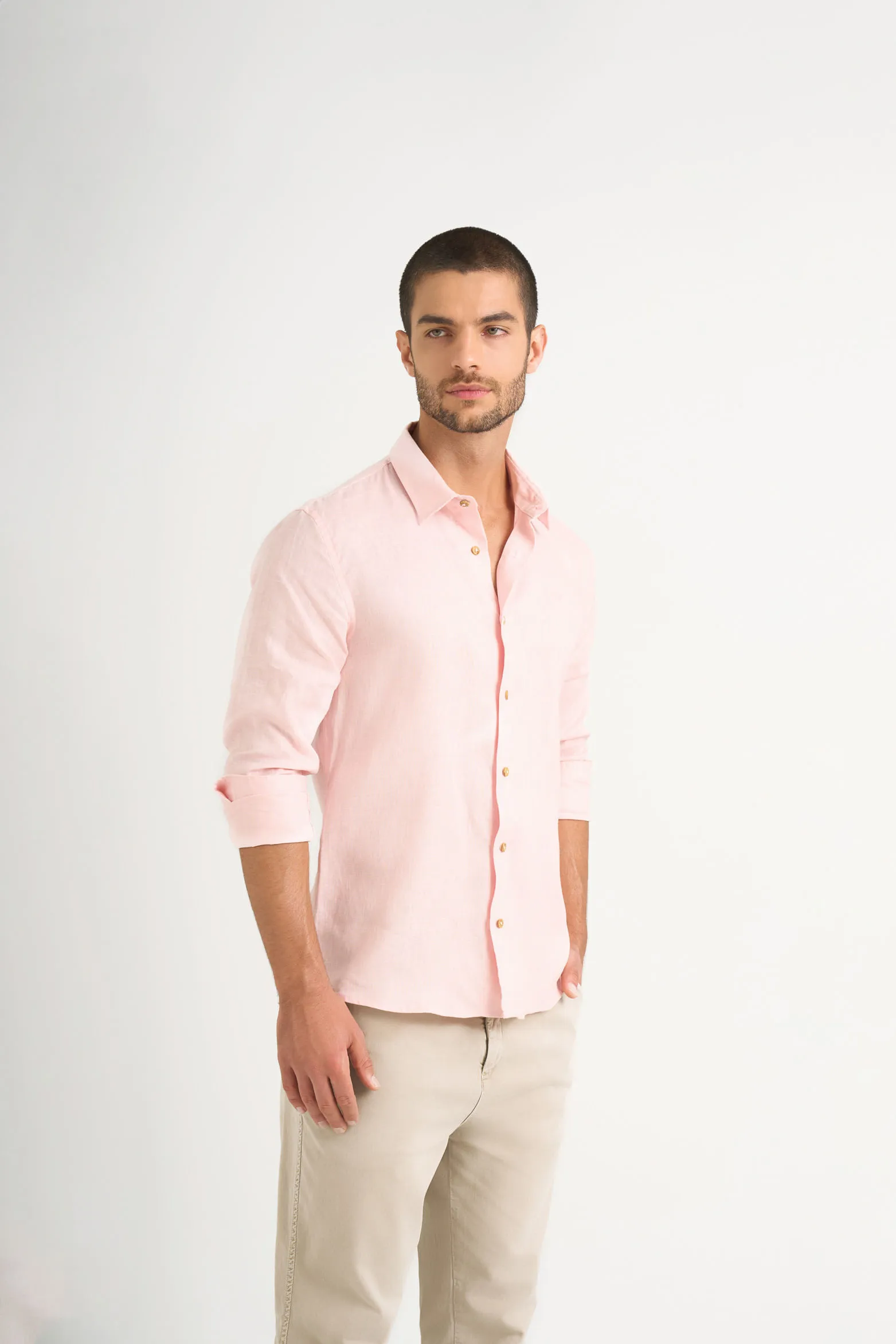 Camisa manga larga en lino para hombre silueta semi ajustada