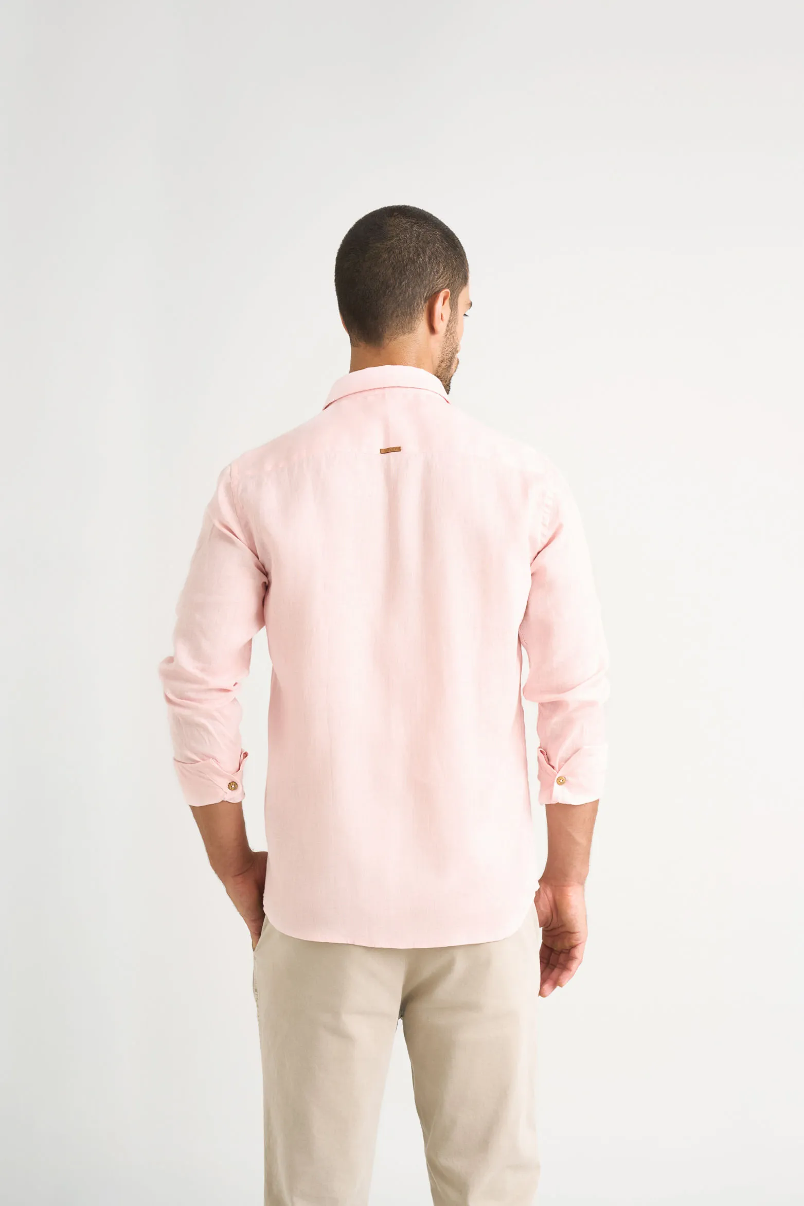 Camisa manga larga en lino para hombre silueta semi ajustada