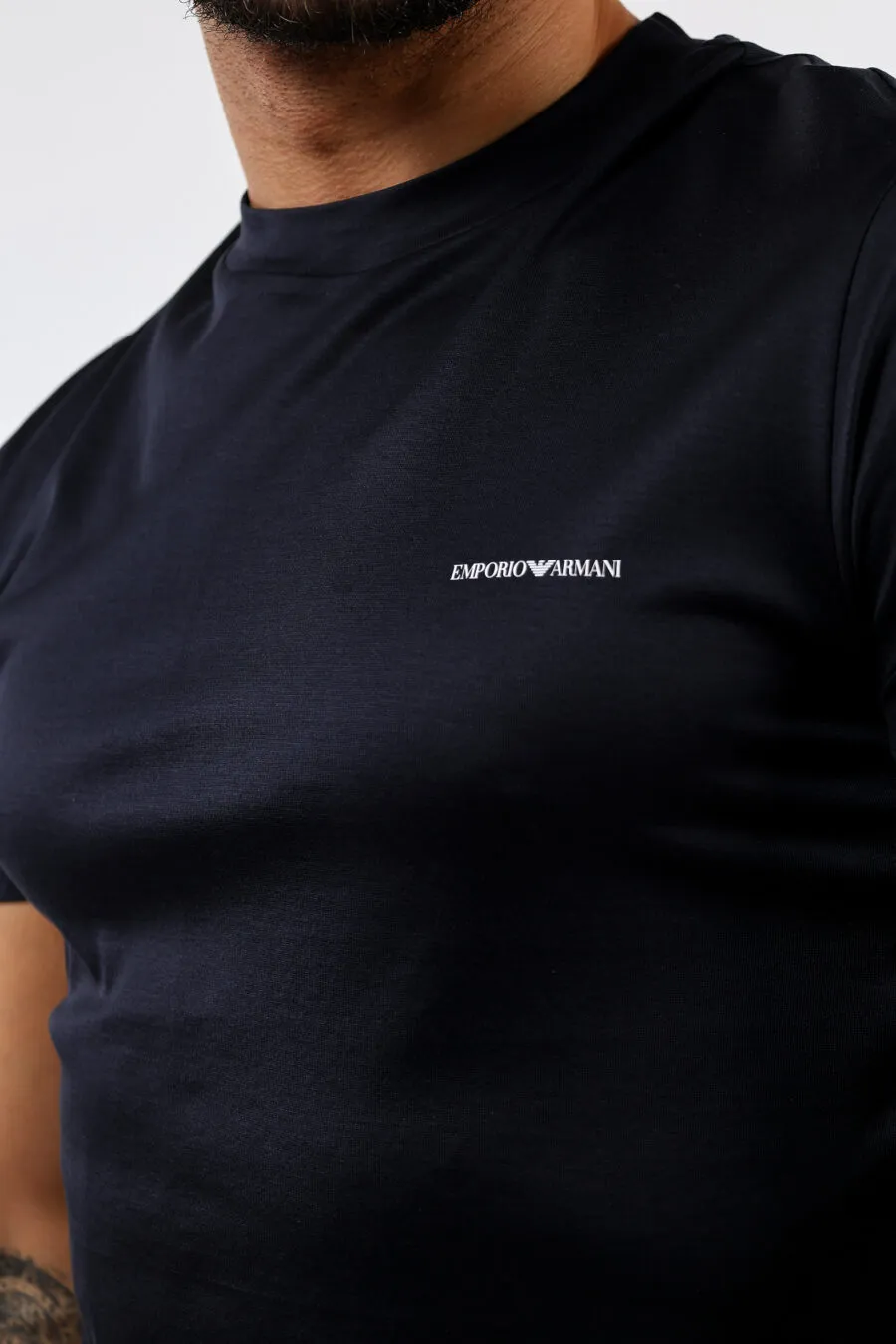Camiseta azul oscuro con minilogo 