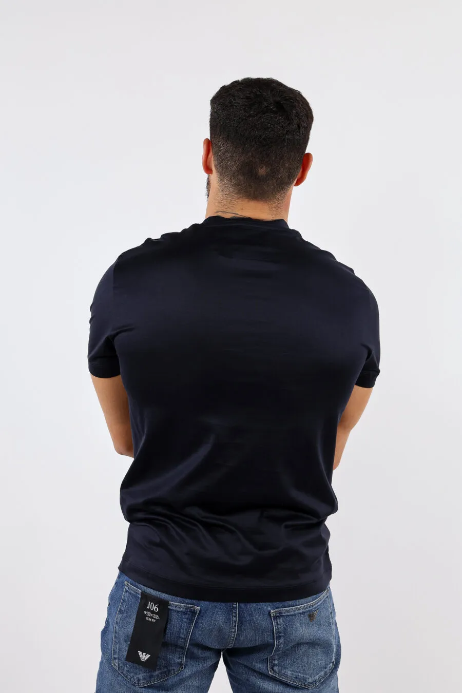 Camiseta azul oscuro con minilogo 