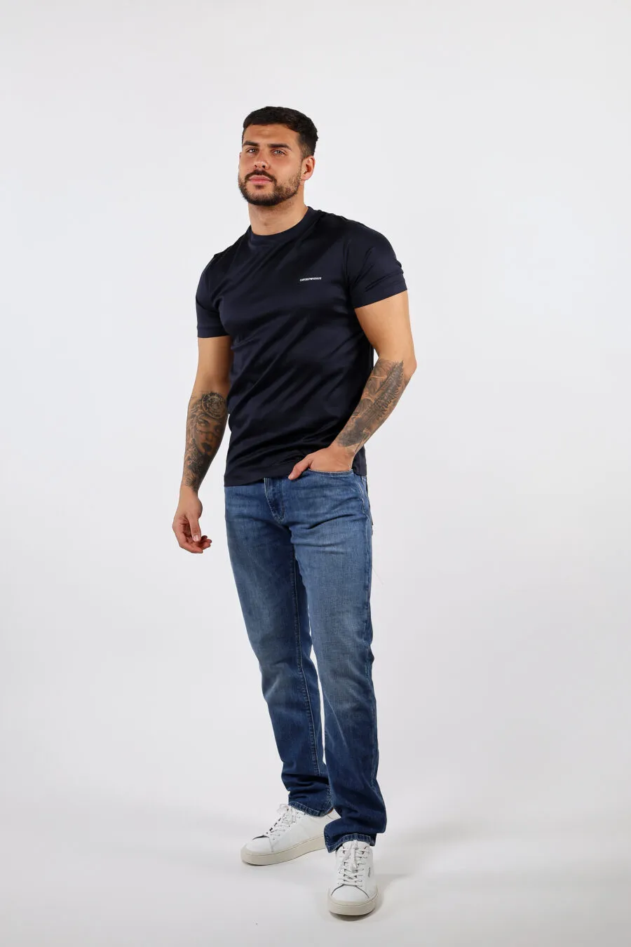 Camiseta azul oscuro con minilogo 