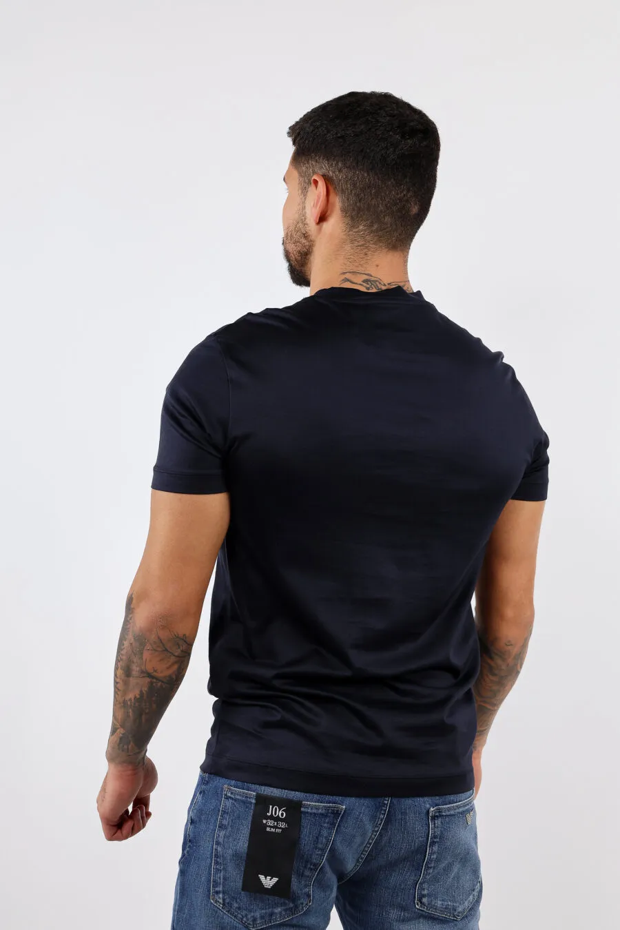 Camiseta azul oscuro con minilogo 
