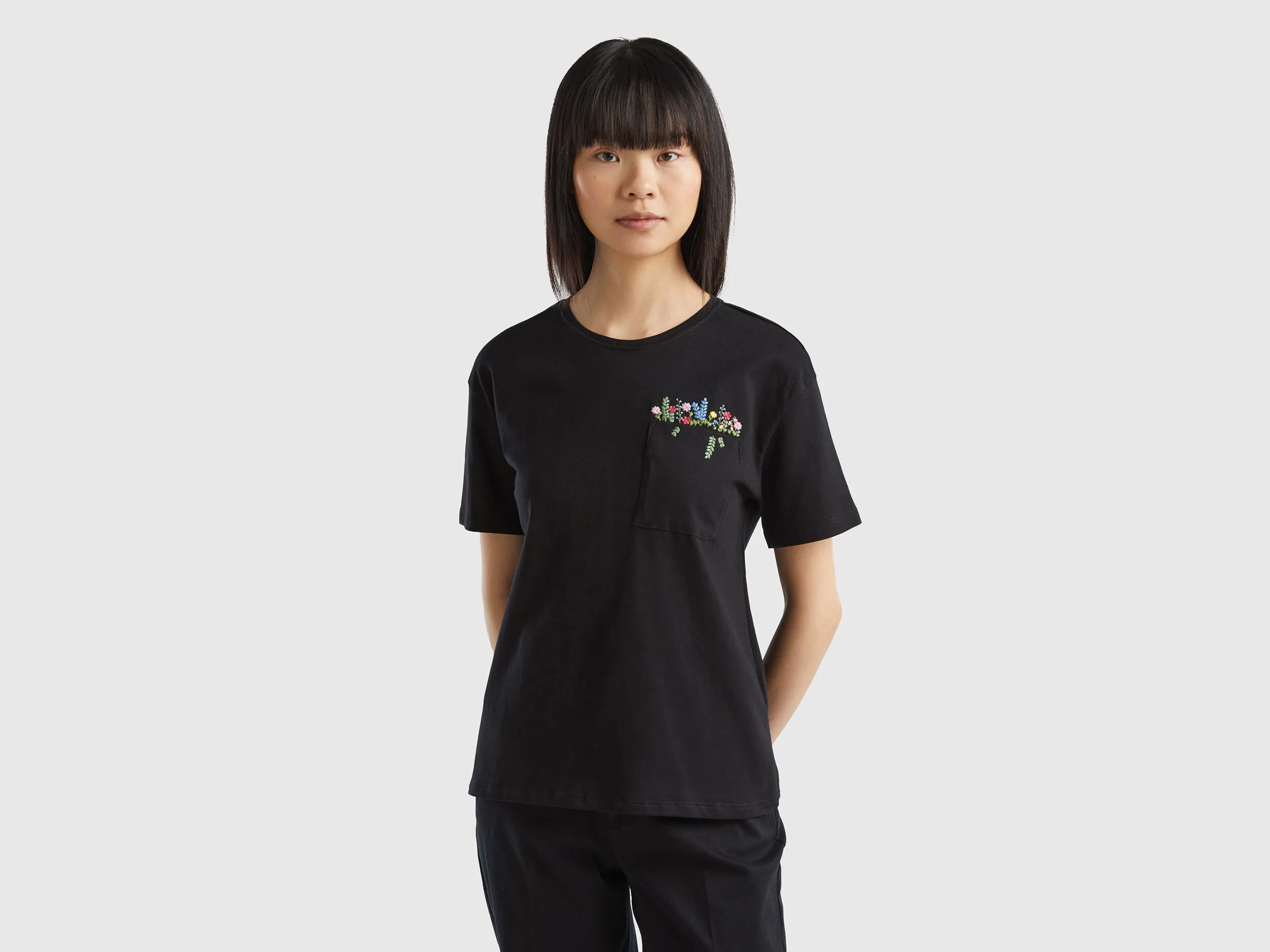 Camiseta con bolsillo y bordado