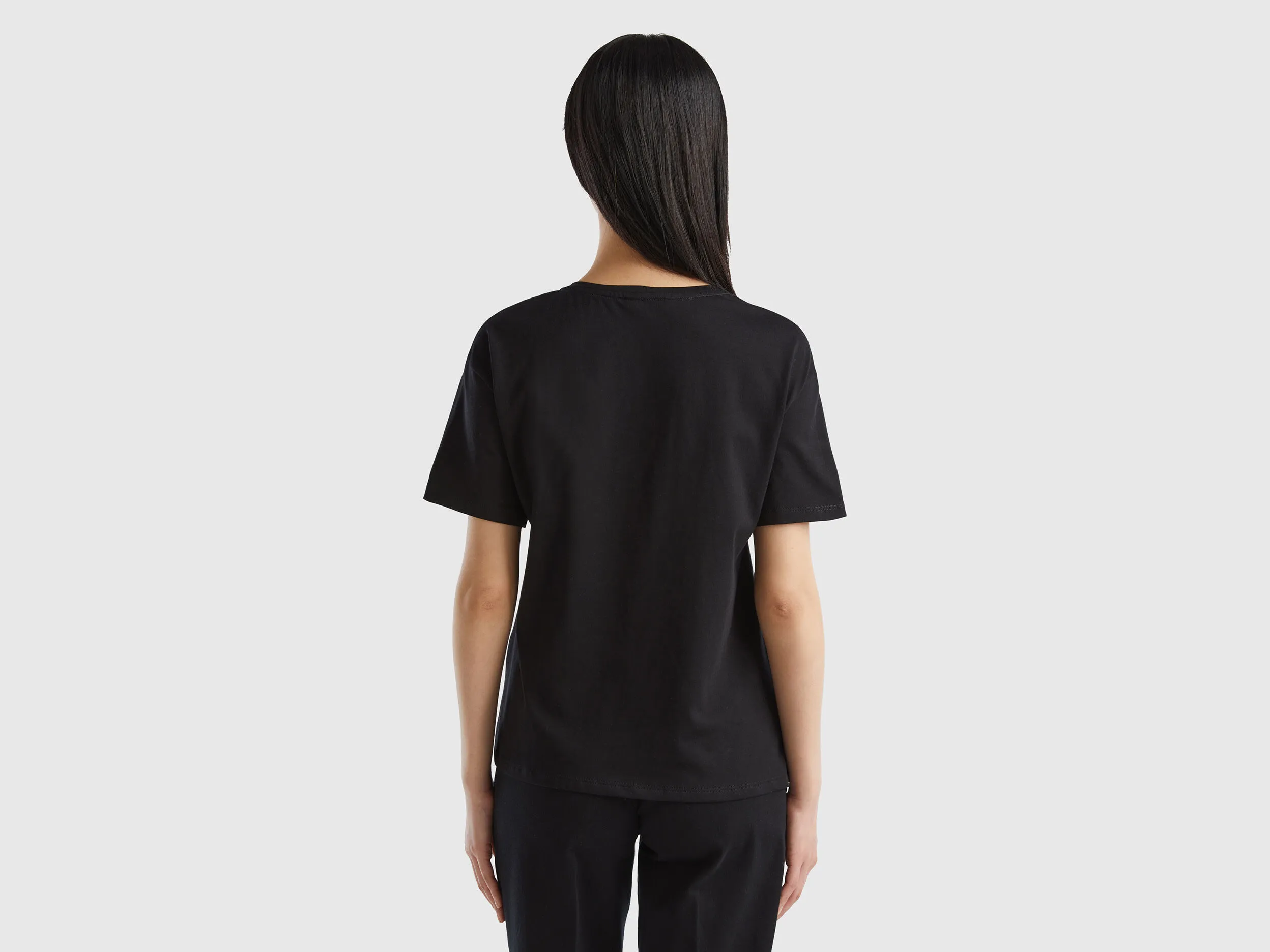 Camiseta con bolsillo y bordado