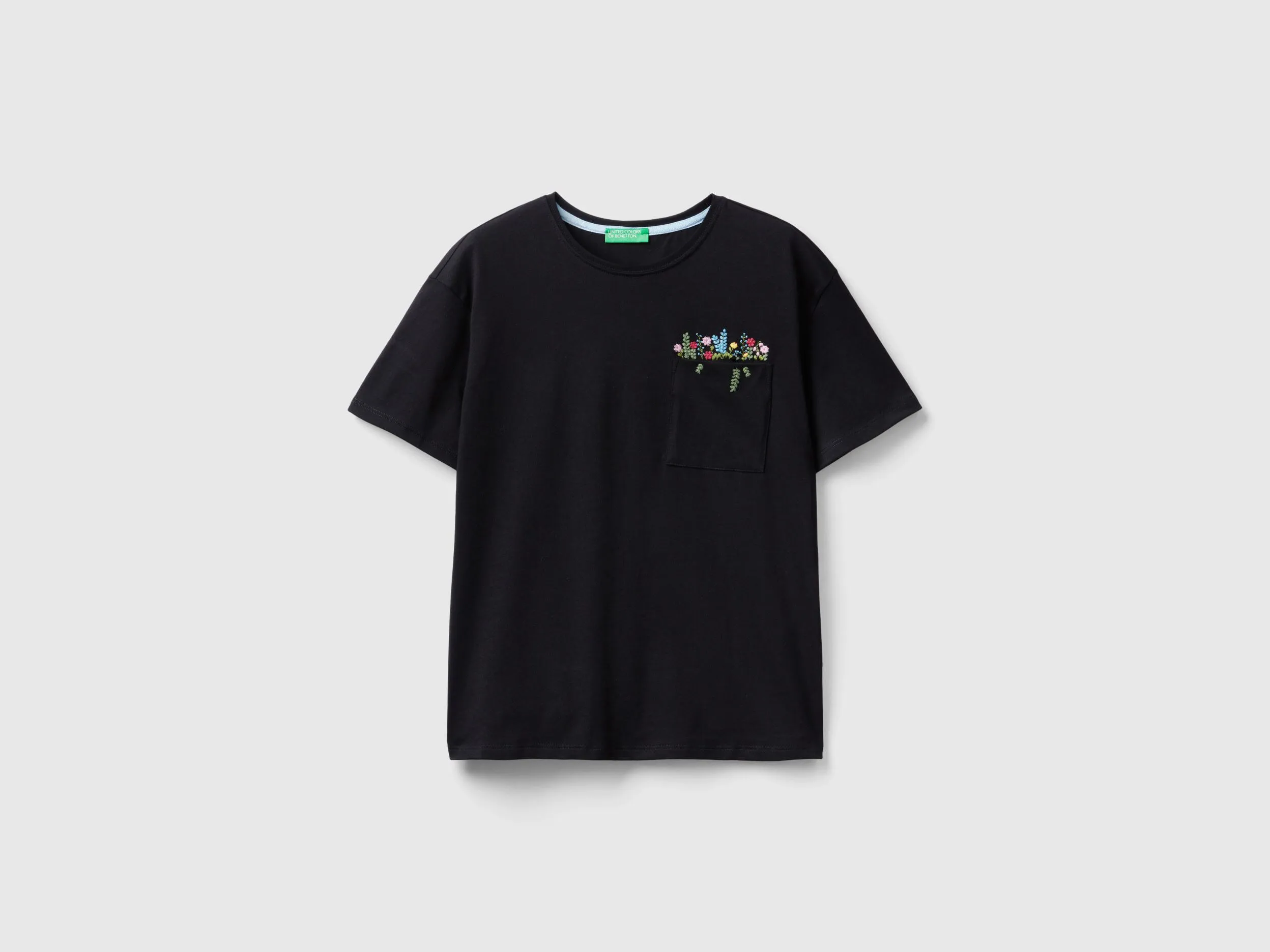 Camiseta con bolsillo y bordado