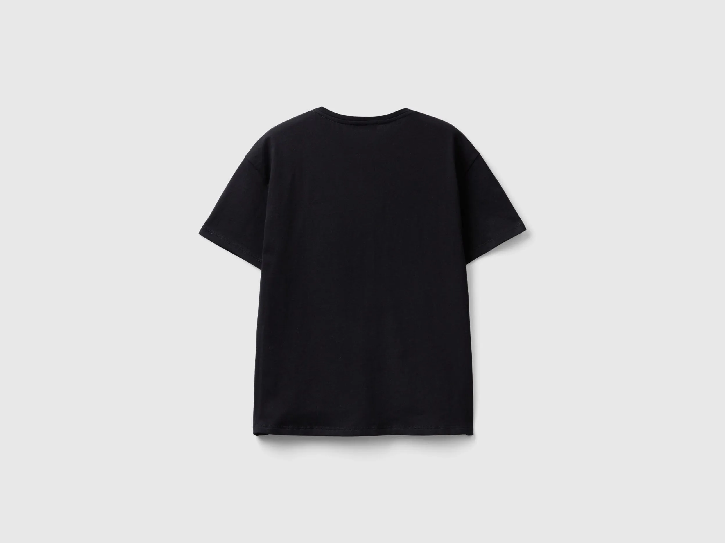 Camiseta con bolsillo y bordado