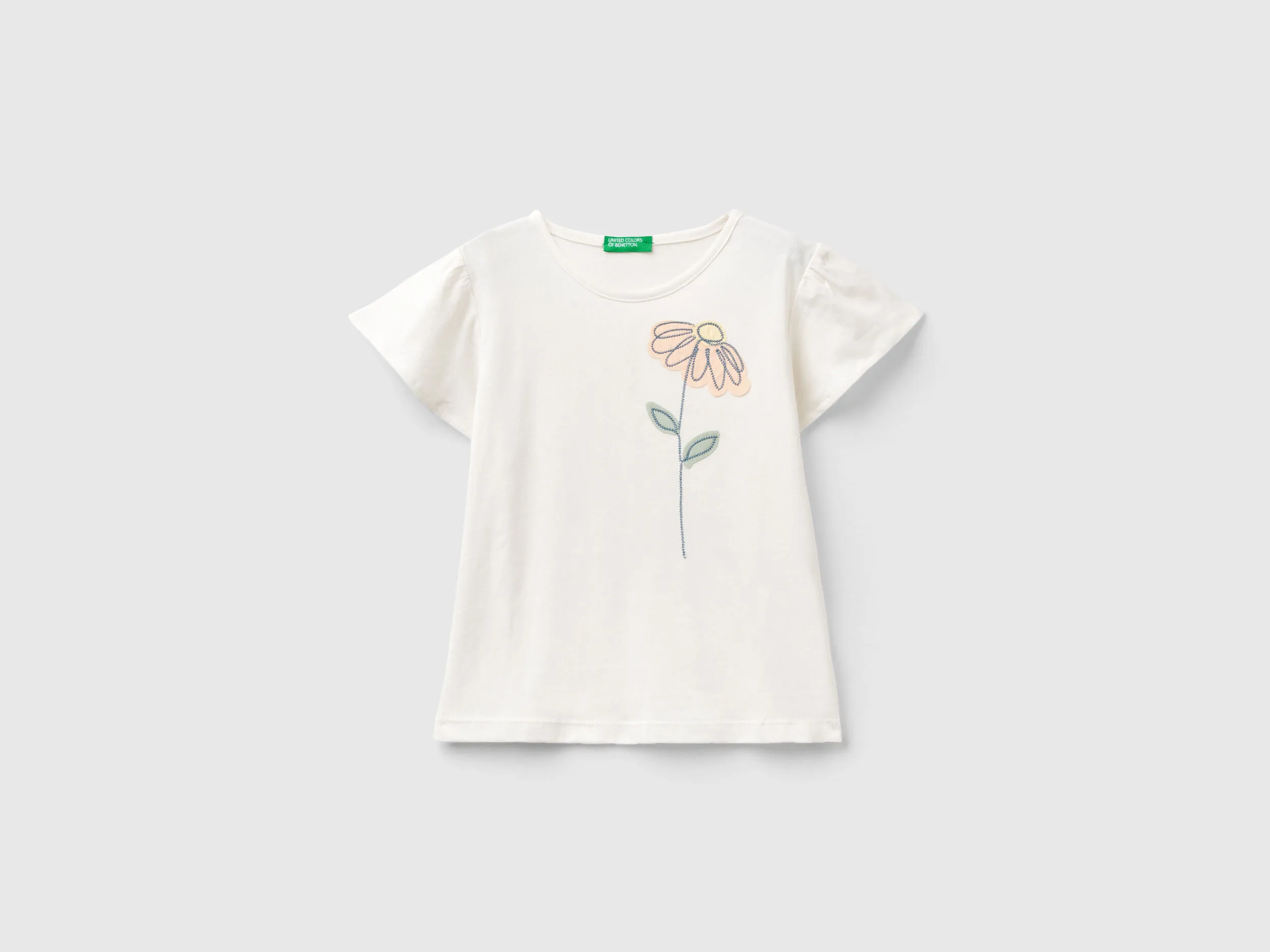 Camiseta con bordado floral