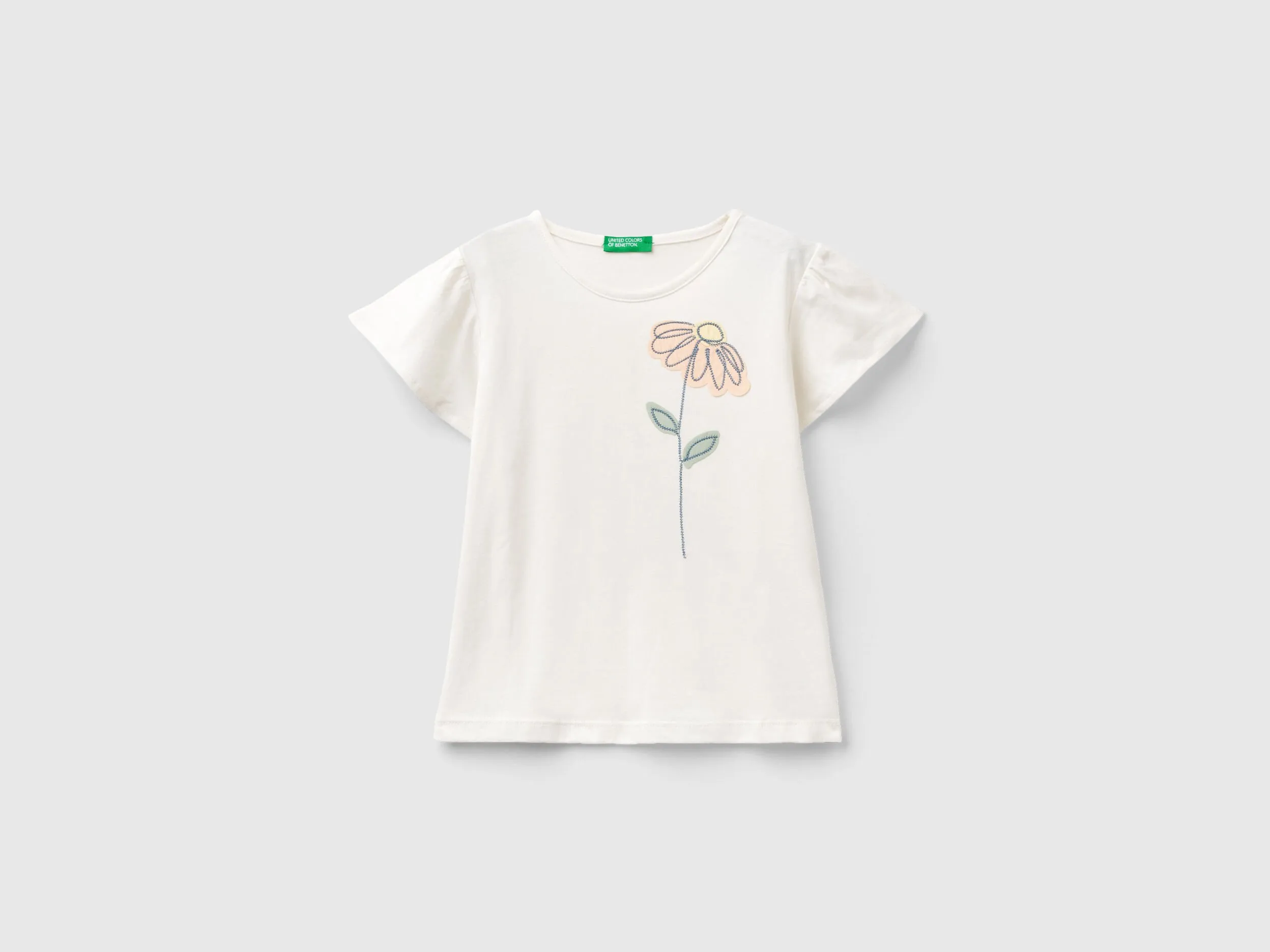 Camiseta con bordado floral