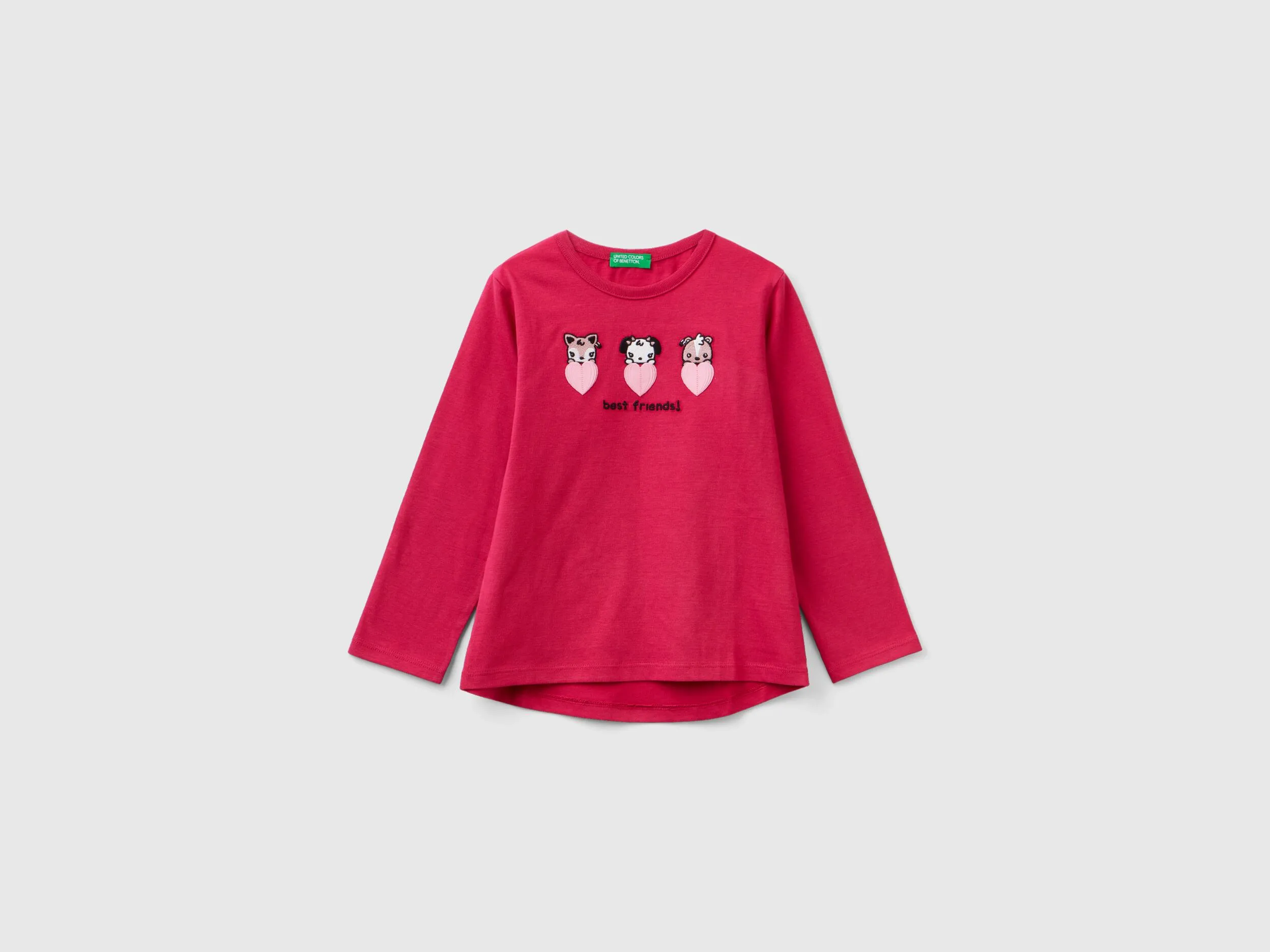 Camiseta con bordados y aplicaciones