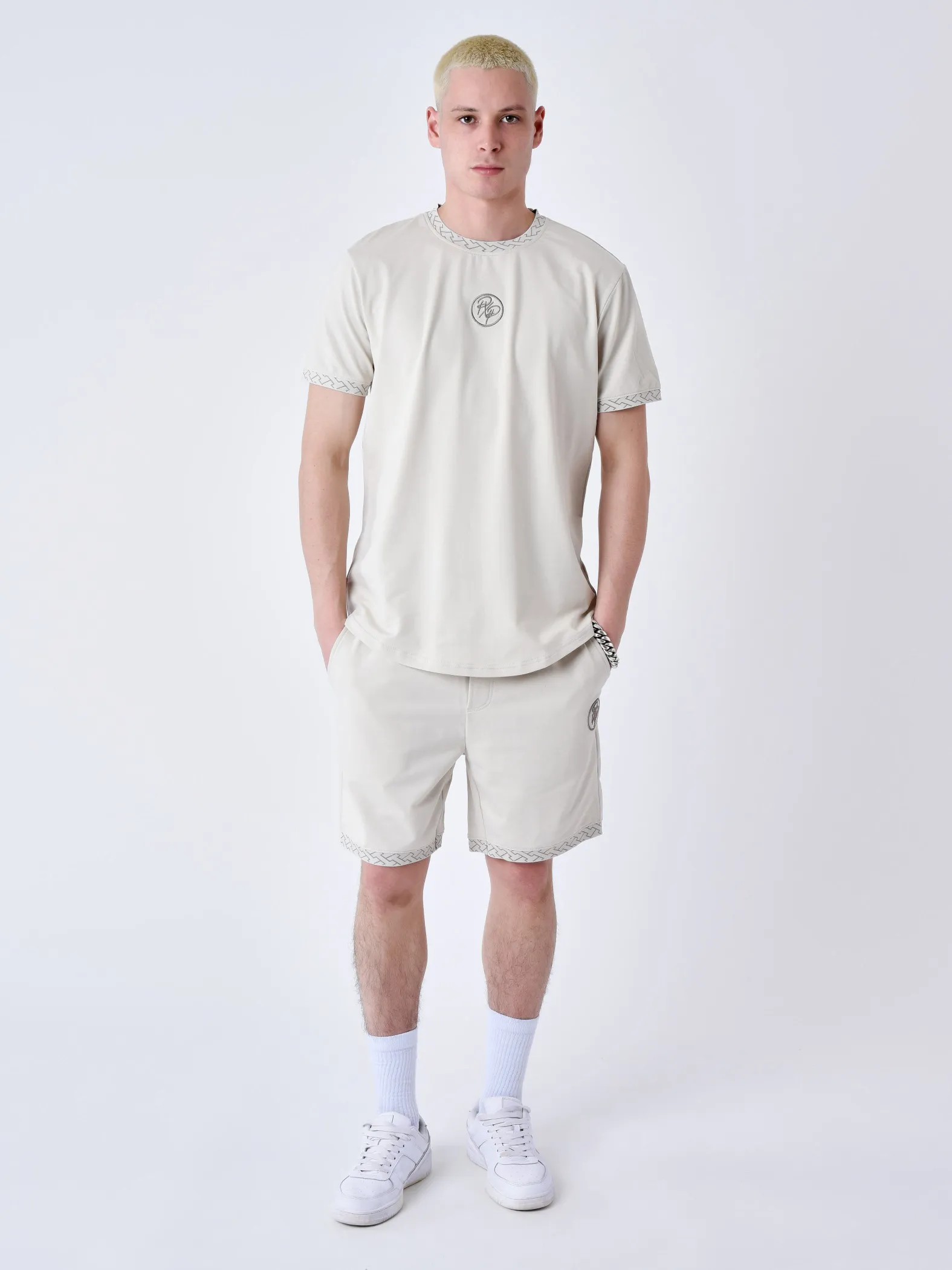 Camiseta con detalle de laberinto tejido