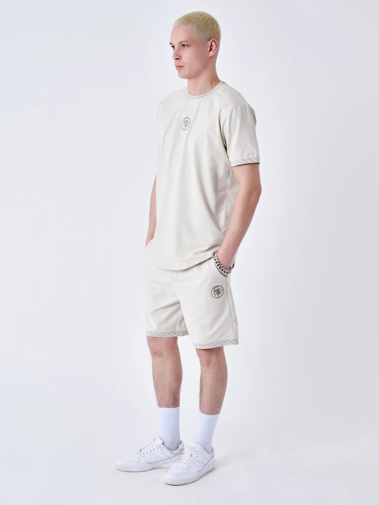 Camiseta con detalle de laberinto tejido