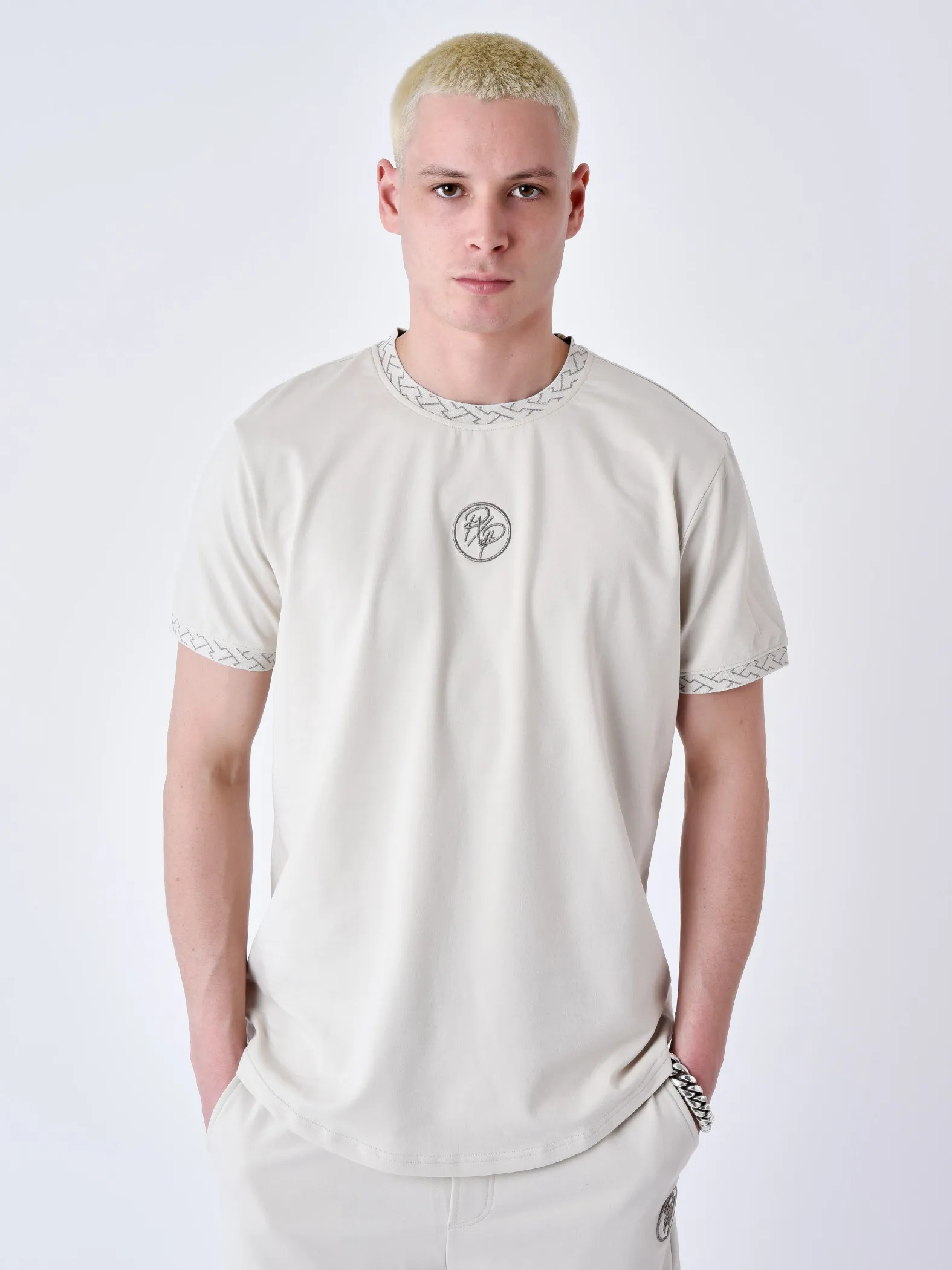 Camiseta con detalle de laberinto tejido