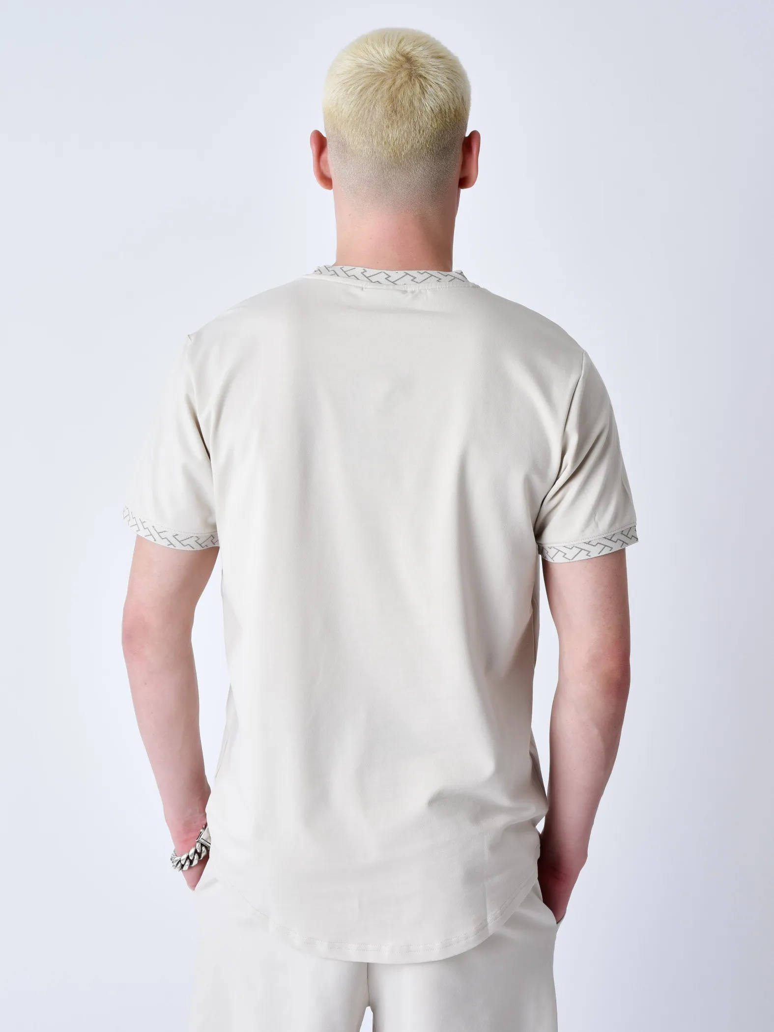 Camiseta con detalle de laberinto tejido