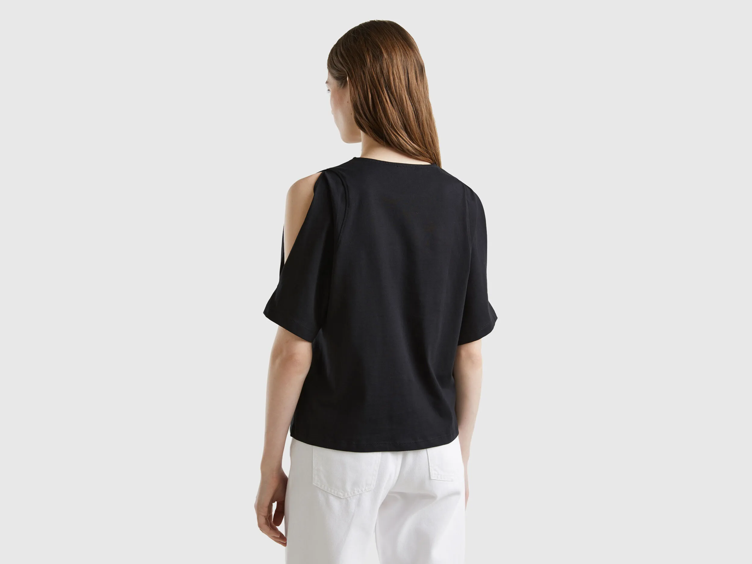 Camiseta con manga troquelada