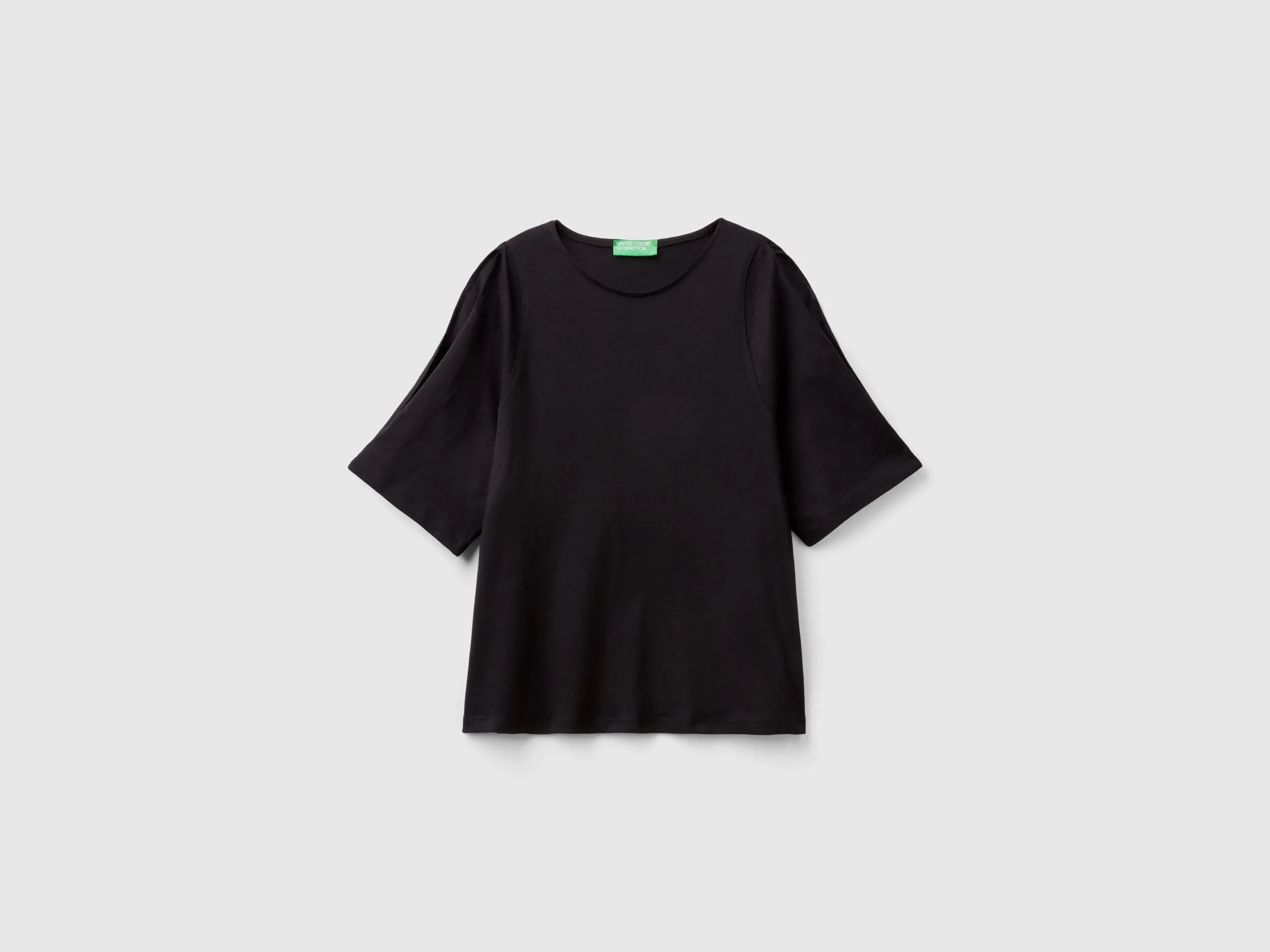 Camiseta con manga troquelada