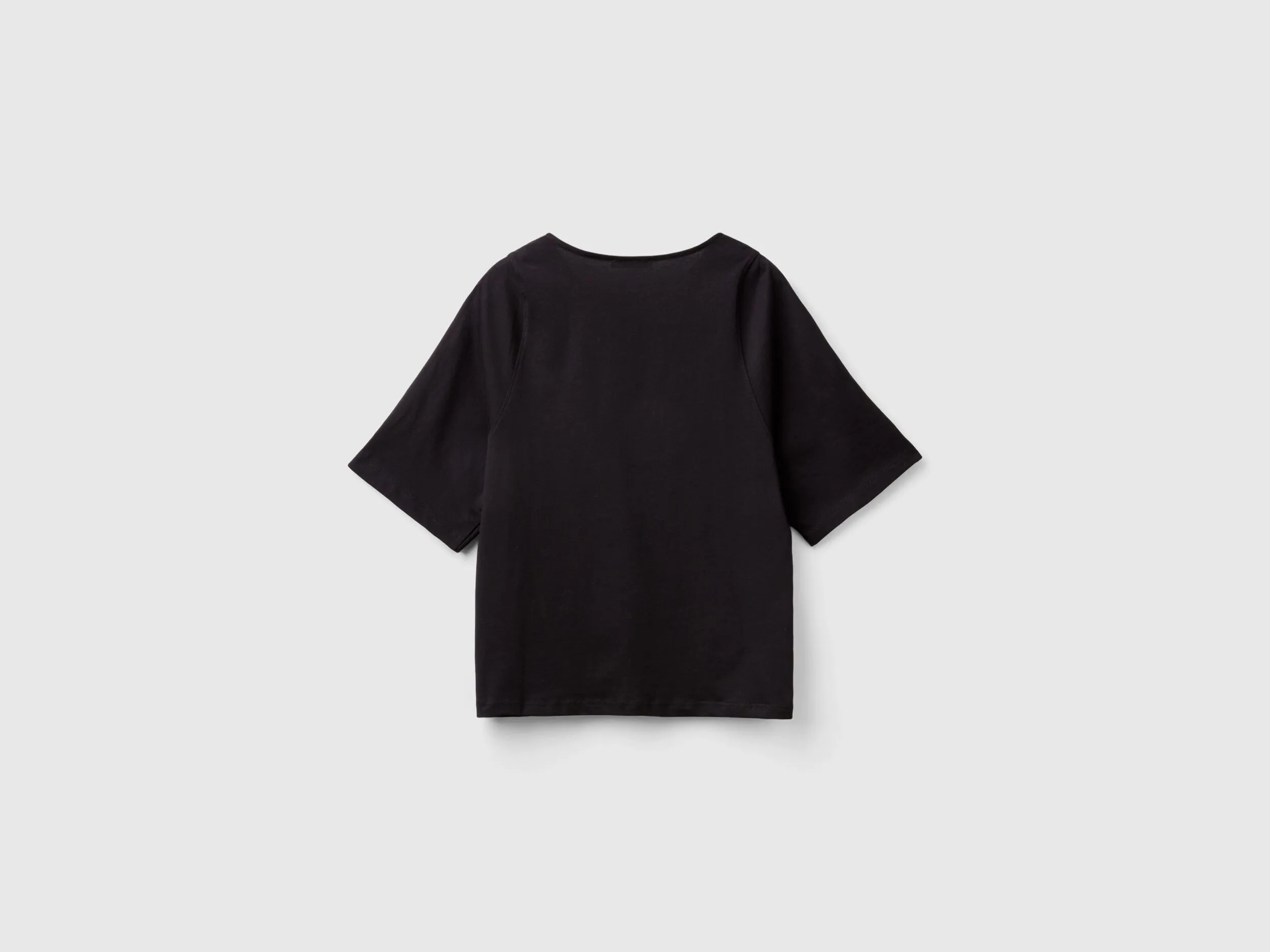 Camiseta con manga troquelada