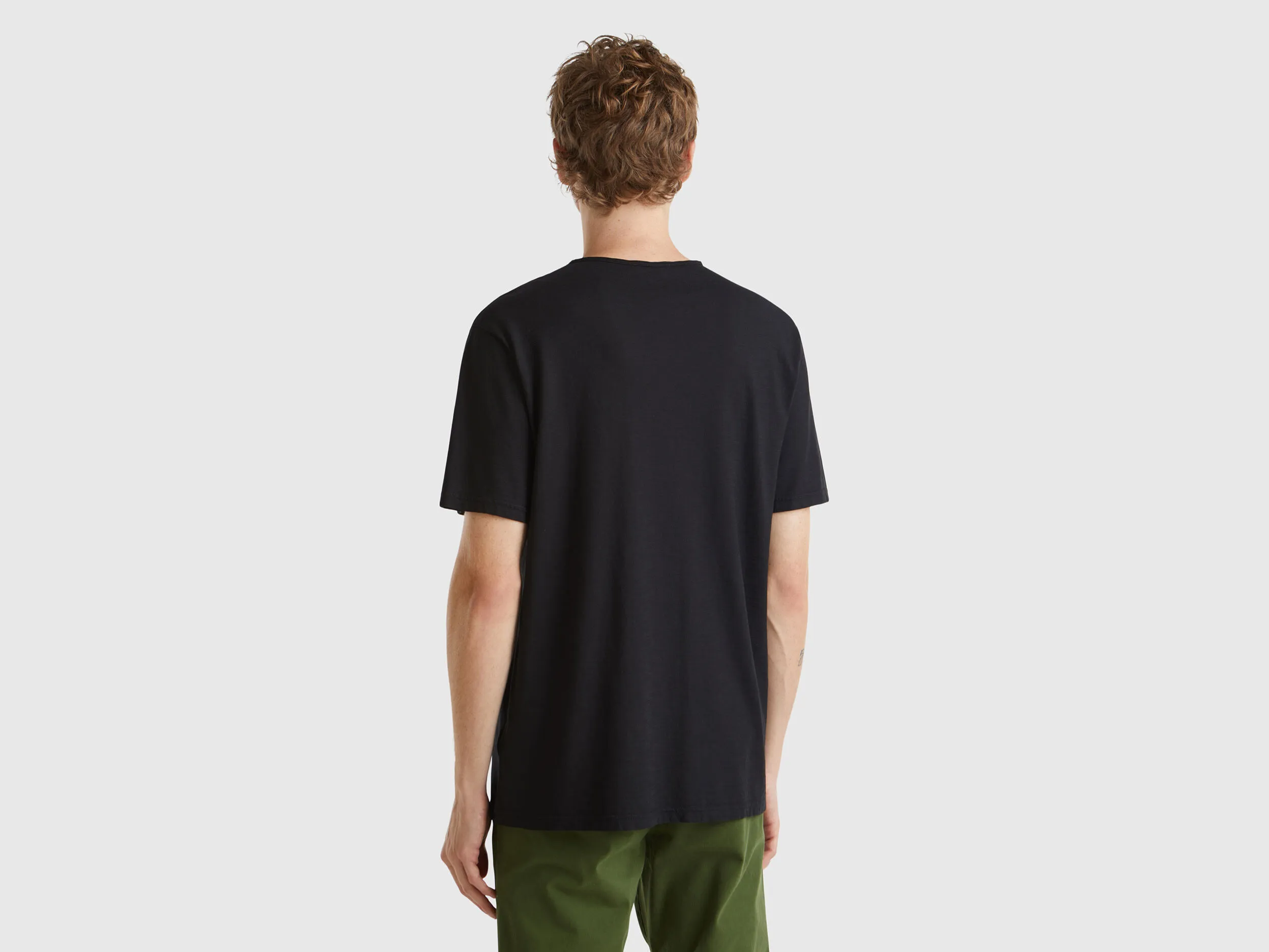 Camiseta de 100 % algodón con escote de pico