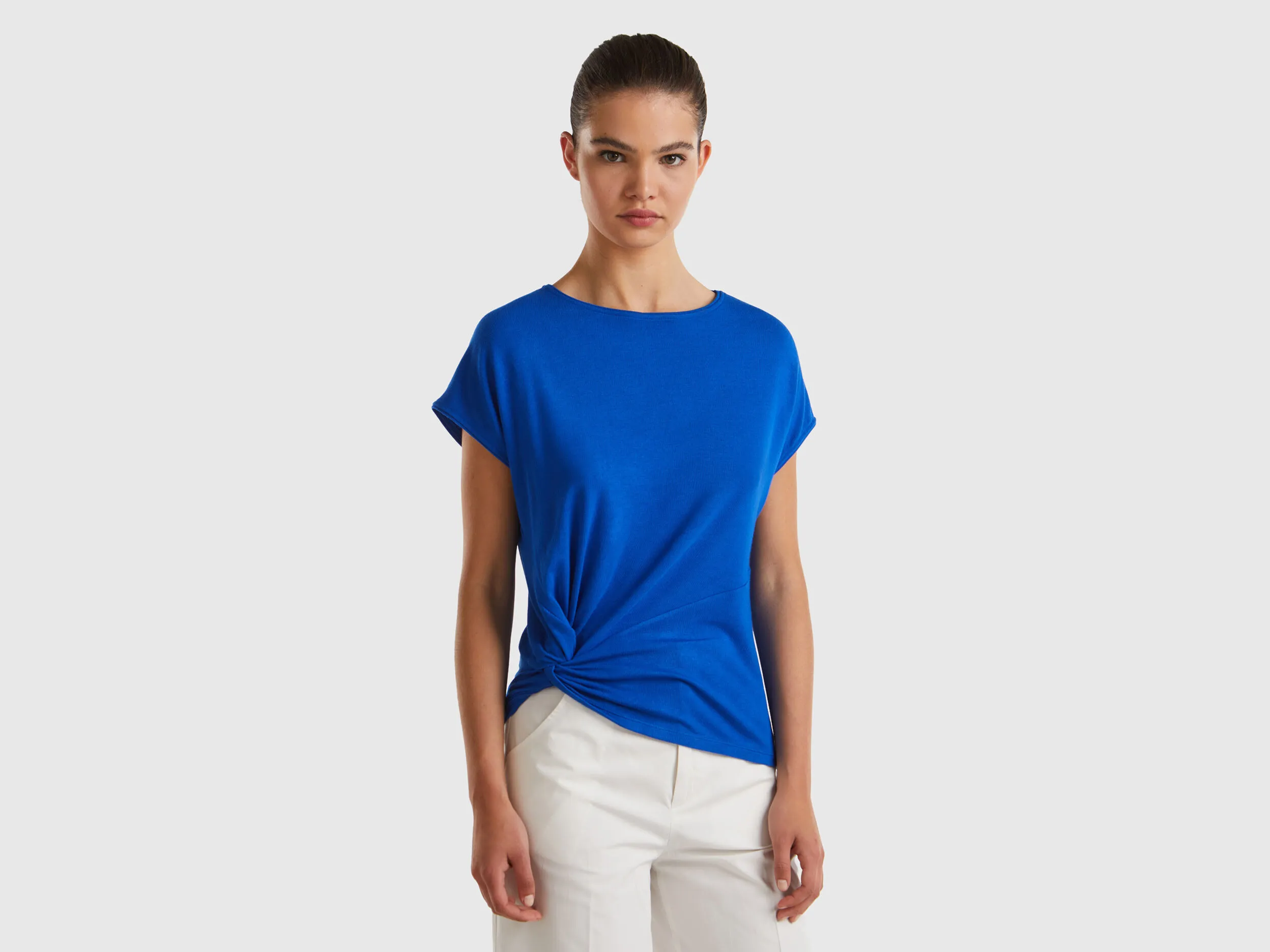 Camiseta fluida con nudo