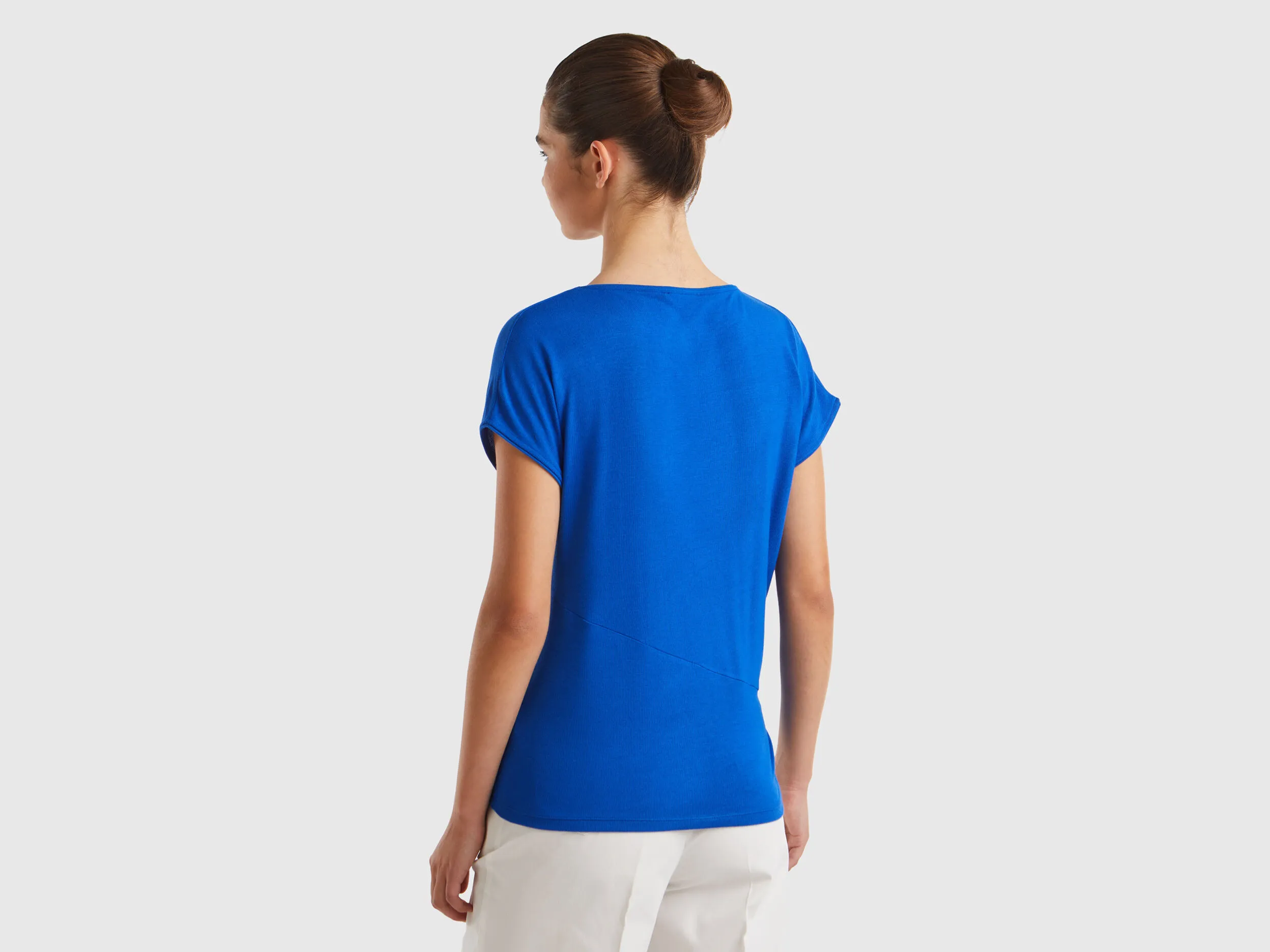 Camiseta fluida con nudo