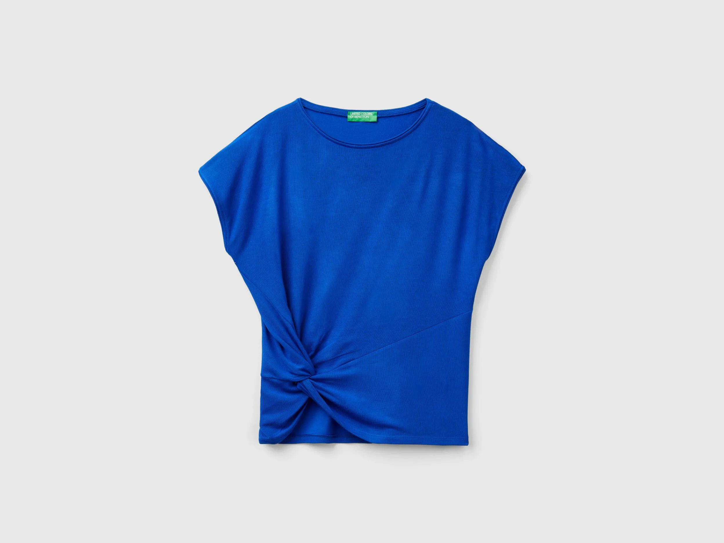 Camiseta fluida con nudo