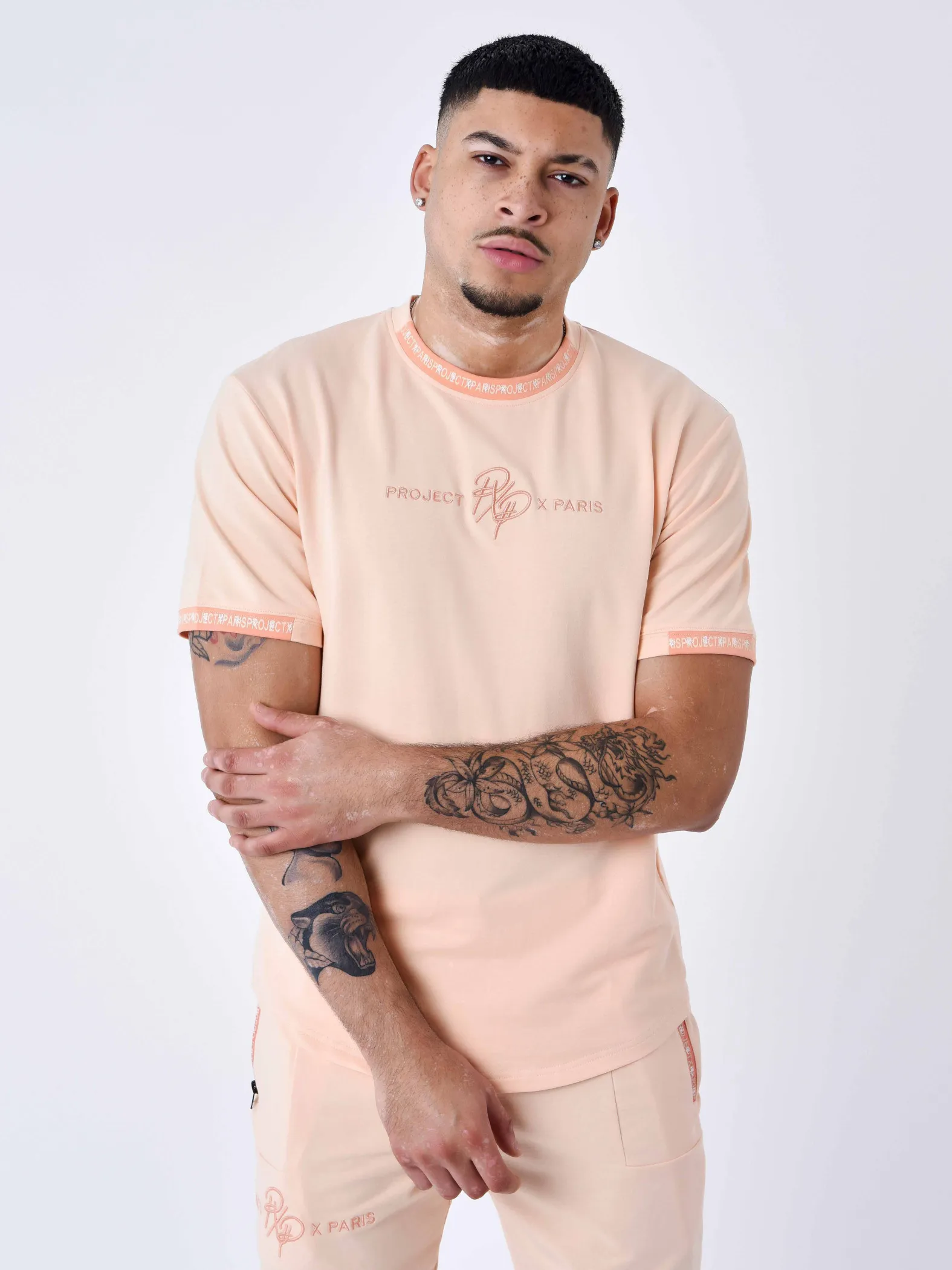 Camiseta lisa con banda con logotipo