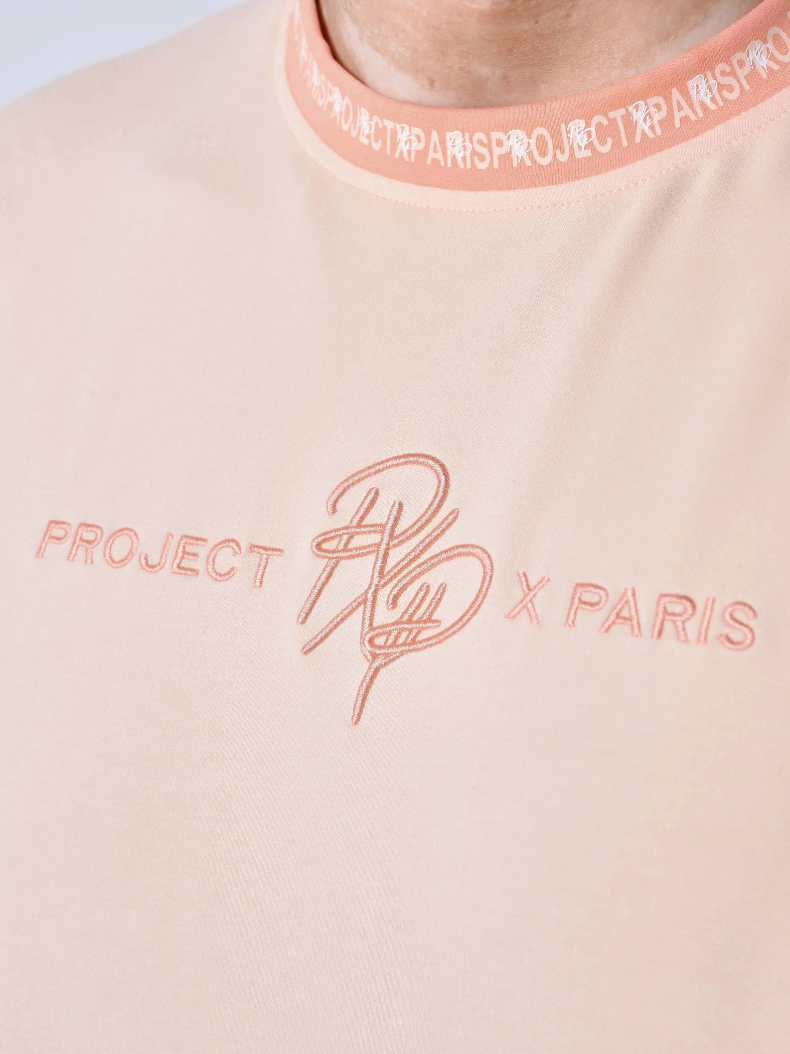 Camiseta lisa con banda con logotipo