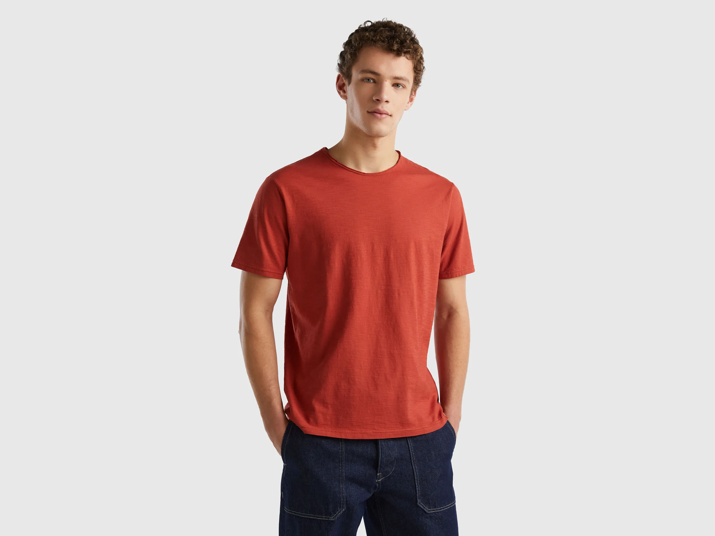 Camiseta rojo oscuro de algodón flameado