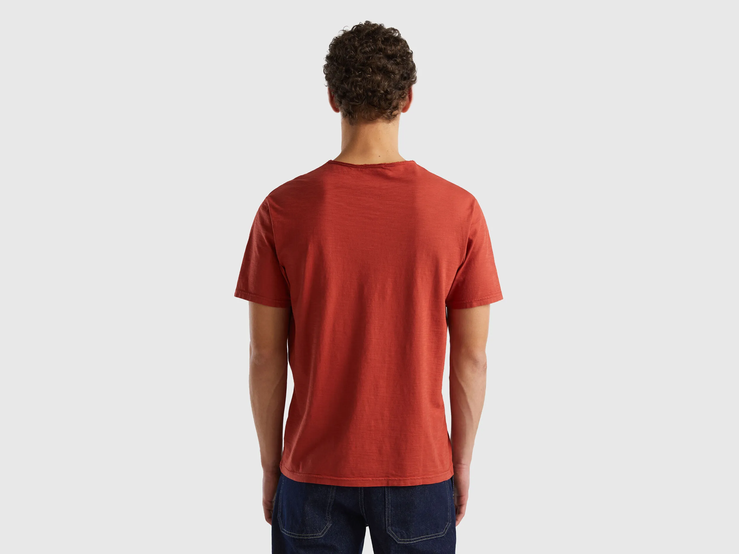 Camiseta rojo oscuro de algodón flameado